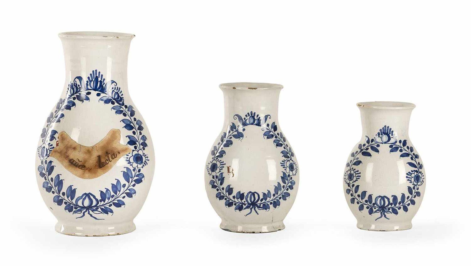 A COLLECTION OF 55 BLUE AND WHITE FAYENCE PHARMACY JARS, Nuremberg, middle of 18th century. Blue - Bild 2 aus 4