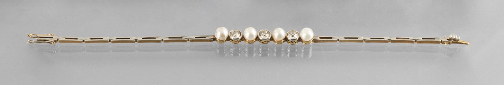 A CULTURED PEARL AND DIAMOND BRACLET, early 20th century. 3 old-cut diamonds, tog.c. 0,7 ct. 14ct