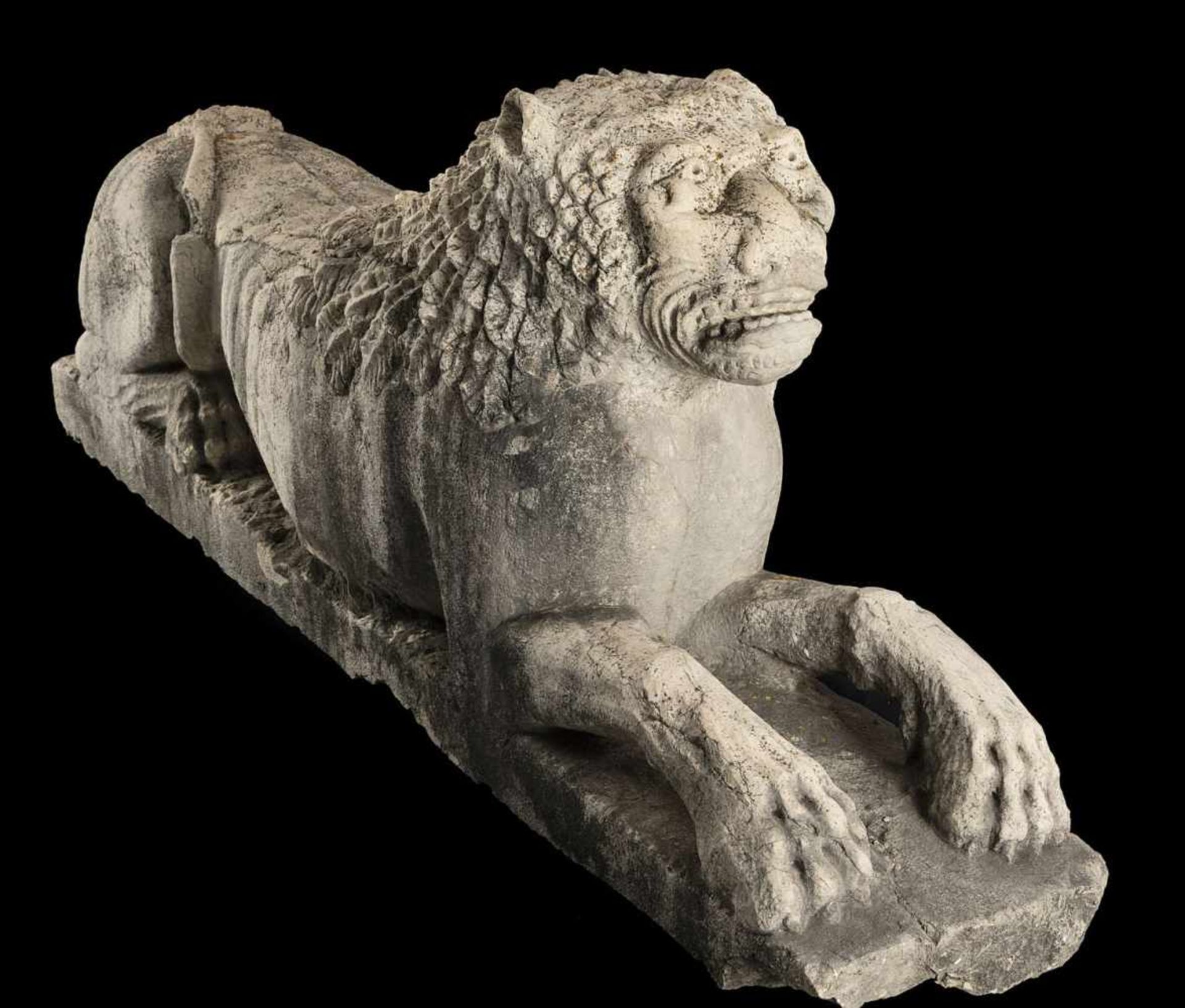 A LARGE ROMANESQUE RECUMBENT LION, Northern Italy, probably 12th/13th century. Limestone, carved - Bild 5 aus 6