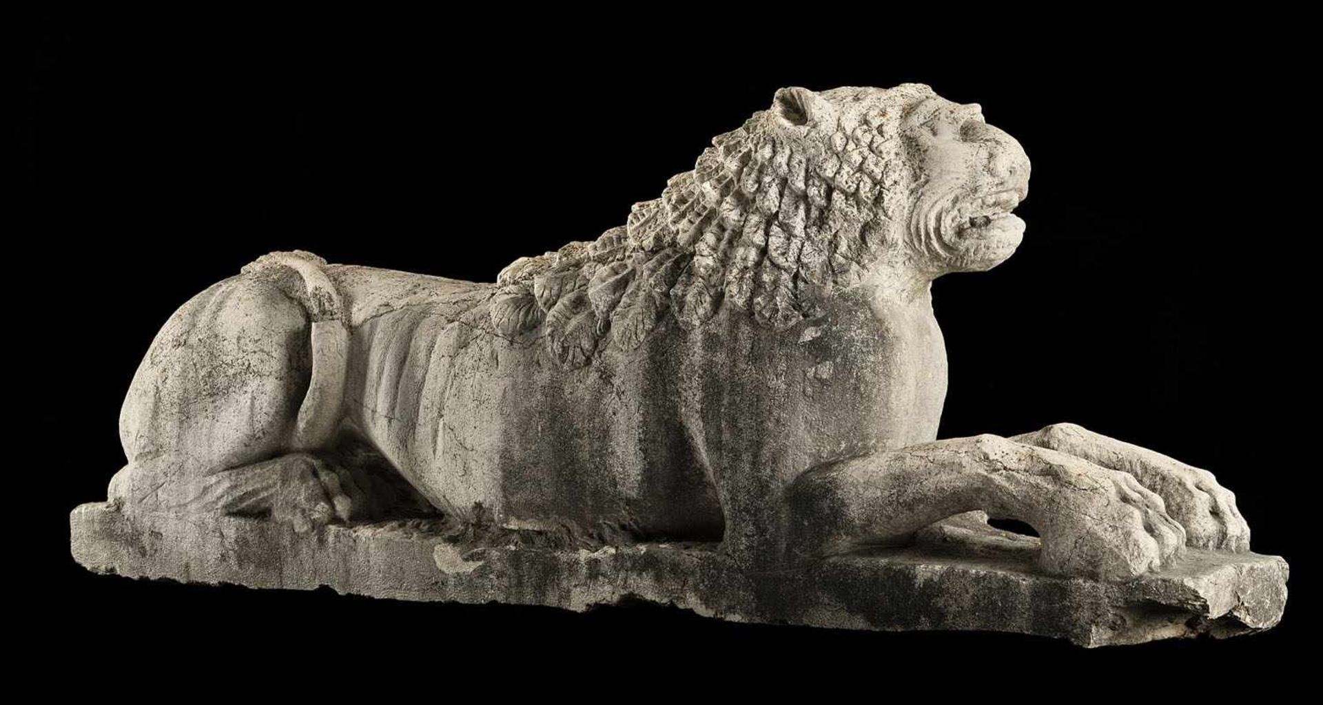 A LARGE ROMANESQUE RECUMBENT LION, Northern Italy, probably 12th/13th century. Limestone, carved - Bild 4 aus 6