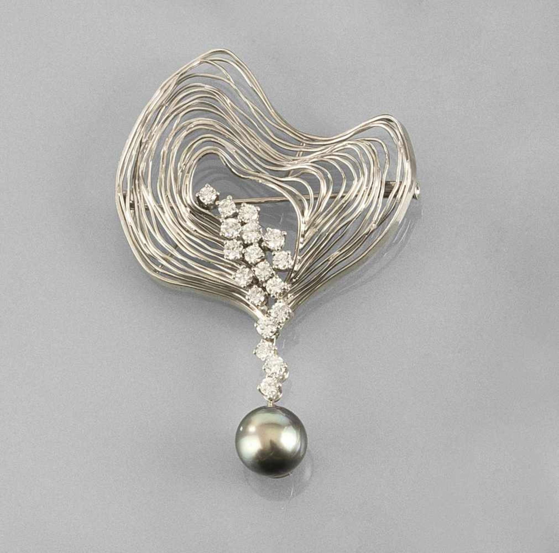 A PEARL AND DIAMOND BROOCH, 750 white gold, 18 brilliants (tog.c. 1 ct./F/if-vvsi) and a dark gray