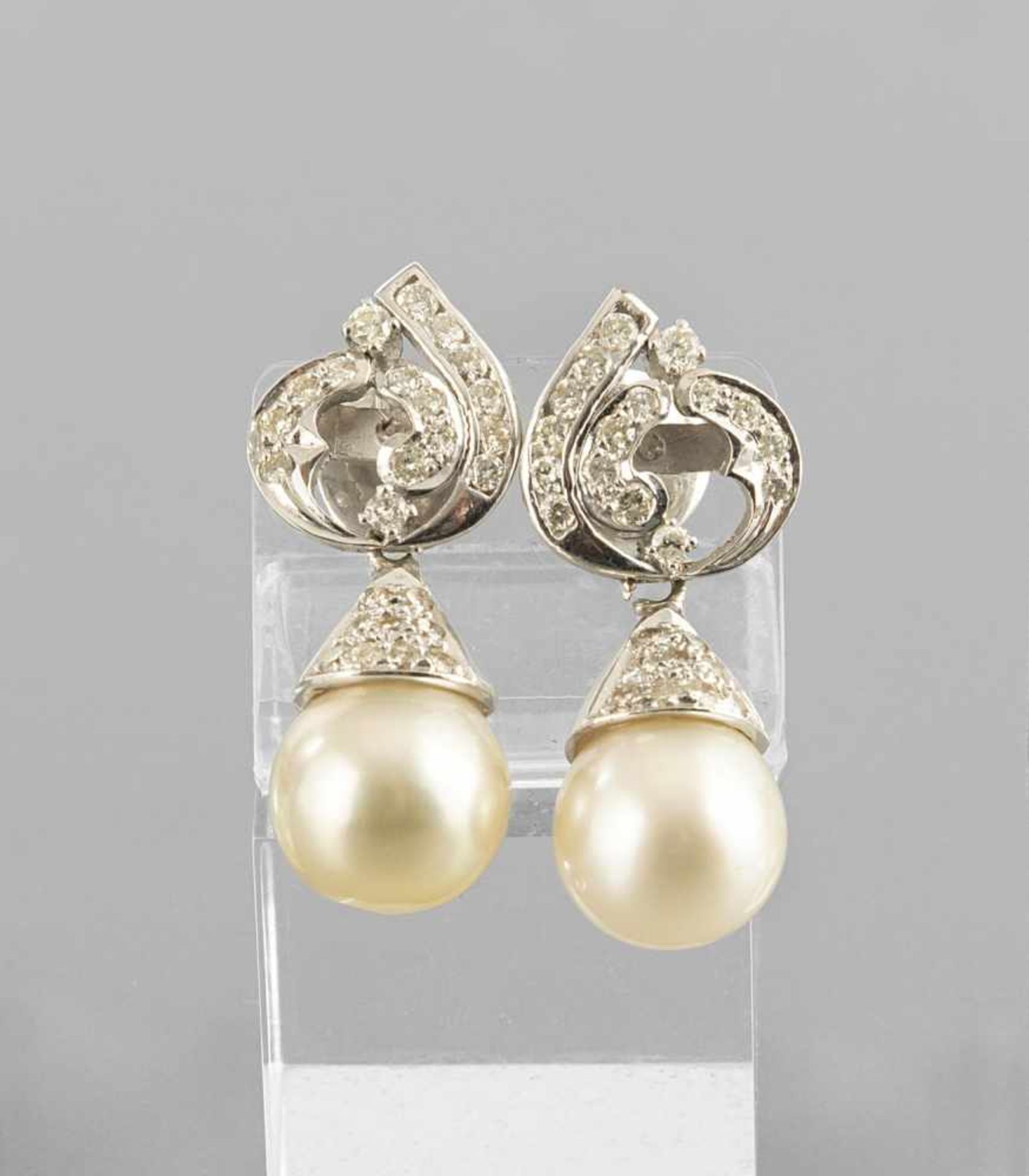 A PAIR OF SOUTH SEA CULTURED PEARL AND DIAMOND EARRINGS. 750 yellow gold, rhodinated, set with