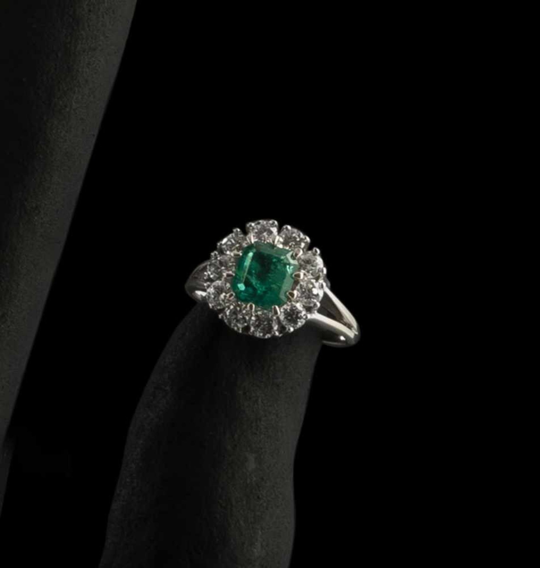 AN EMERALD AND DIAMOND RING. 585 white gold, c. 4,3 g. Octagonal cut emerald c. 1,25 ct., 10