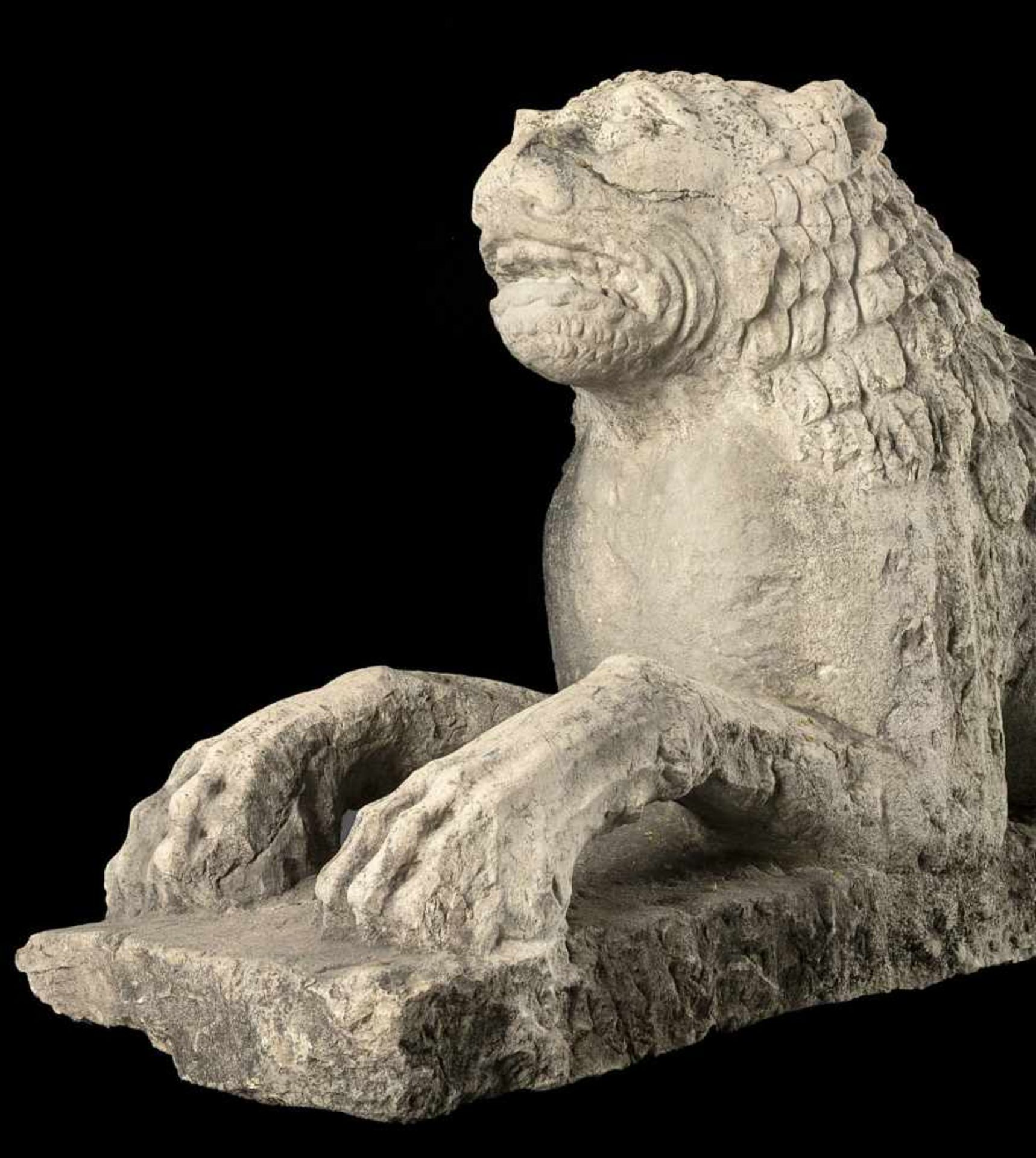 A LARGE ROMANESQUE RECUMBENT LION, Northern Italy, probably 12th/13th century. Limestone, carved - Bild 3 aus 6