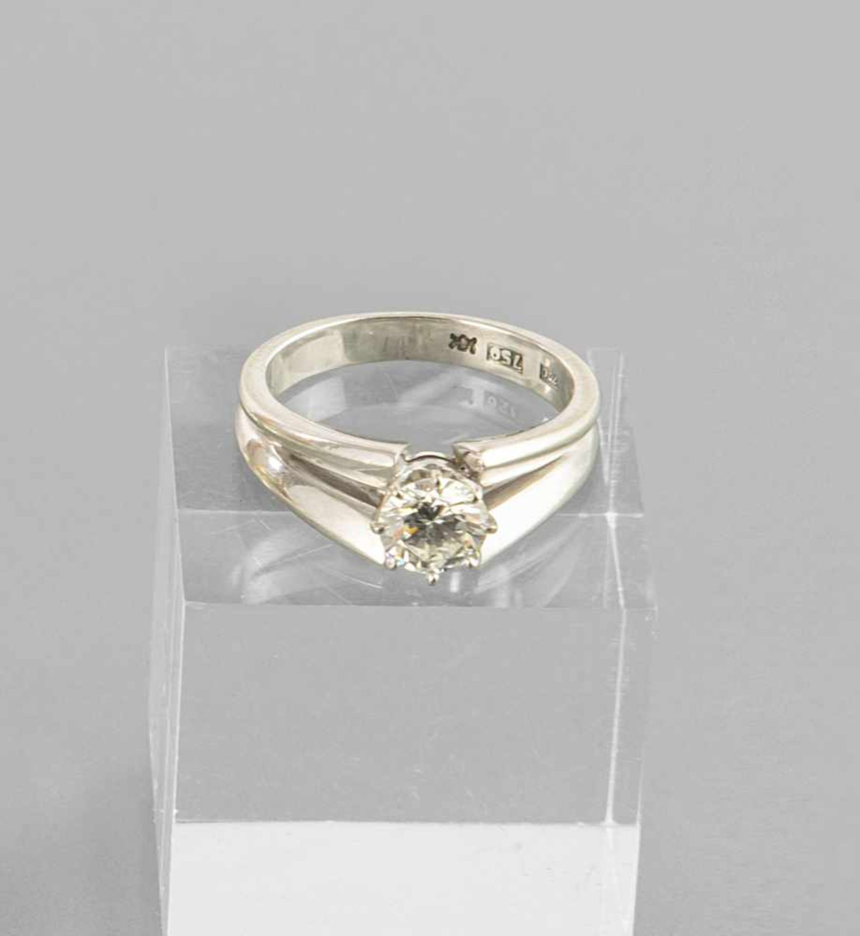 DIAMOND RING. 750 white gold, 1 brilliant c. 0,7 ct., c. J-K/vs. C. 5,6 g.