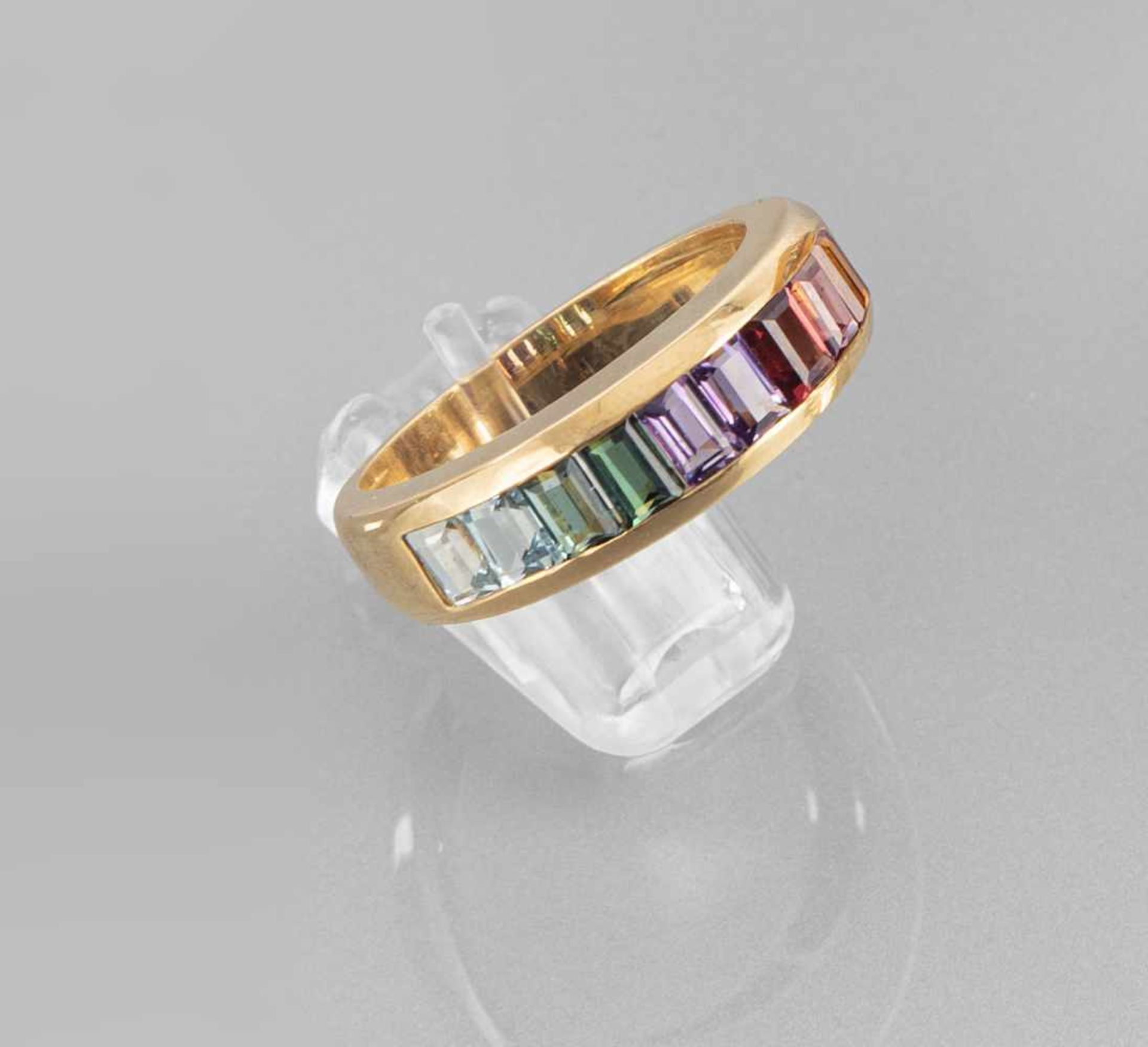 A MULTI COLOUR STONE AND GOLD RING. 750 yellow gold, c. 10,9 g. Turmalines, aquamarines and