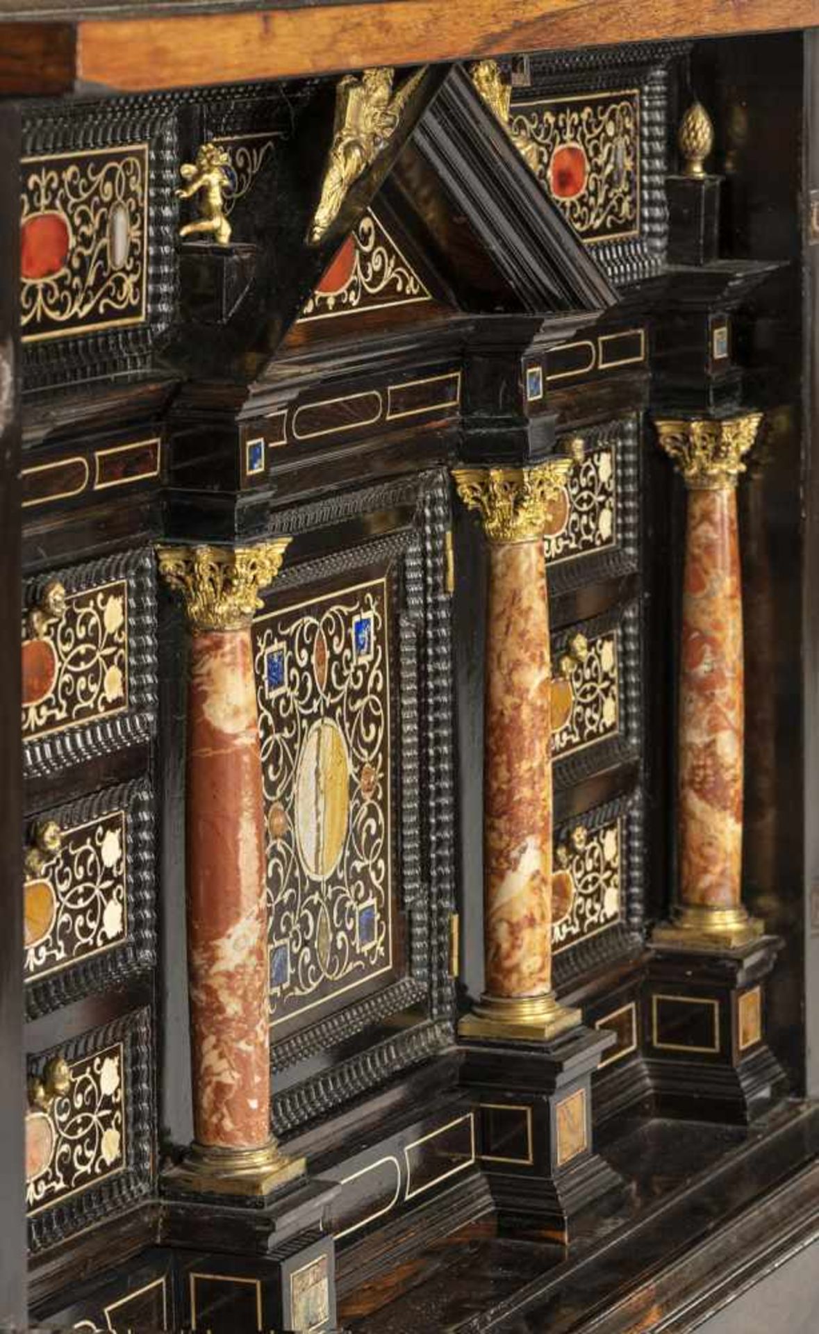 A splendid Baroque gilt-metal mounted rosewood, ebony and ivory marquetried, carneol, lapis lazuli - Bild 5 aus 7
