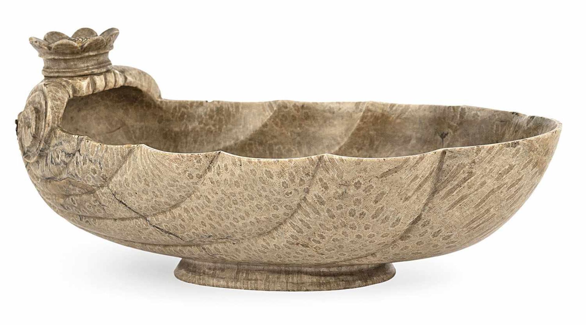 A BAROQUE CUT GRAY SERPENTINE STONE SHELL SHAPED FOOTED BOWL, late 17th century. At the back a - Bild 2 aus 4