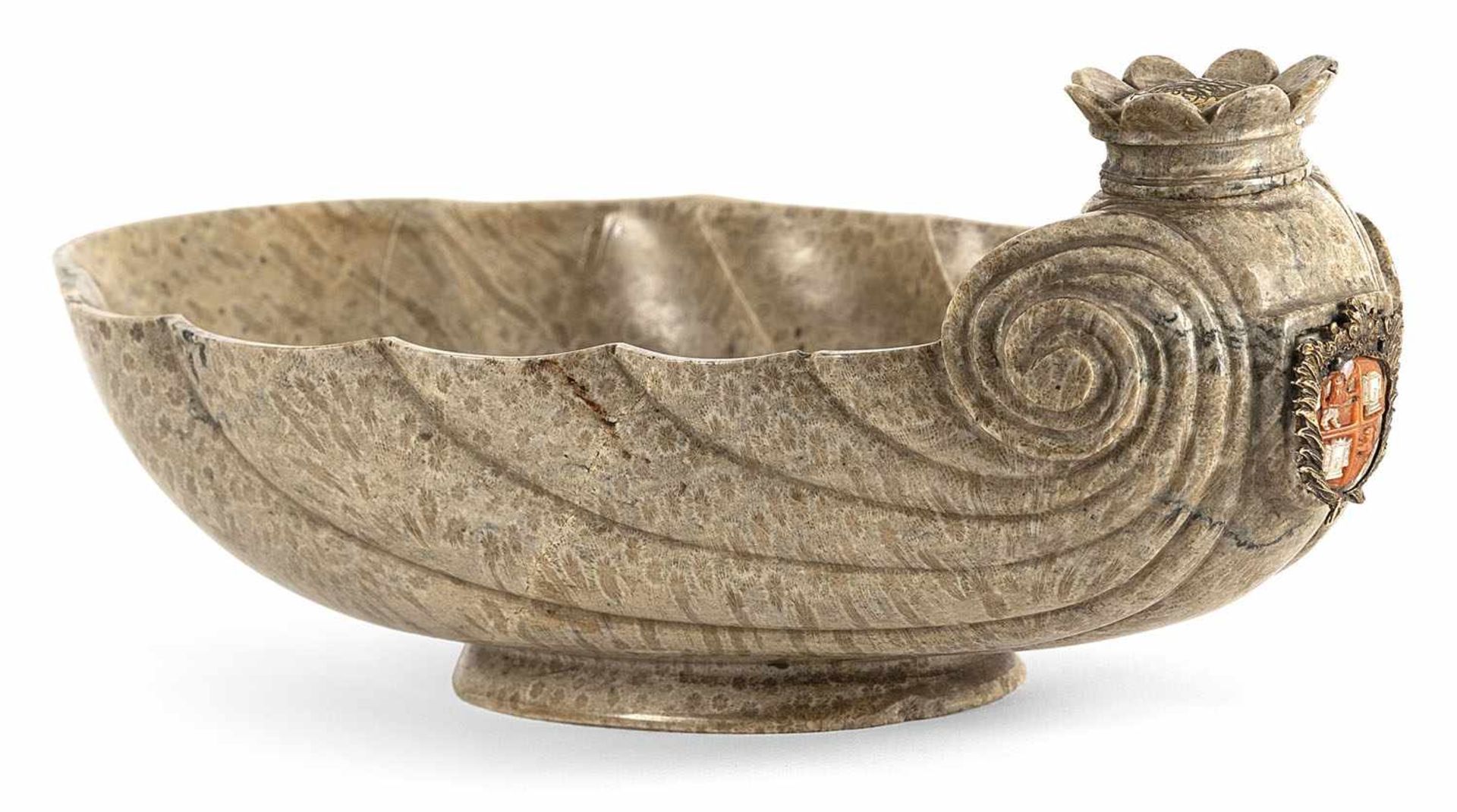 A BAROQUE CUT GRAY SERPENTINE STONE SHELL SHAPED FOOTED BOWL, late 17th century. At the back a - Bild 4 aus 4