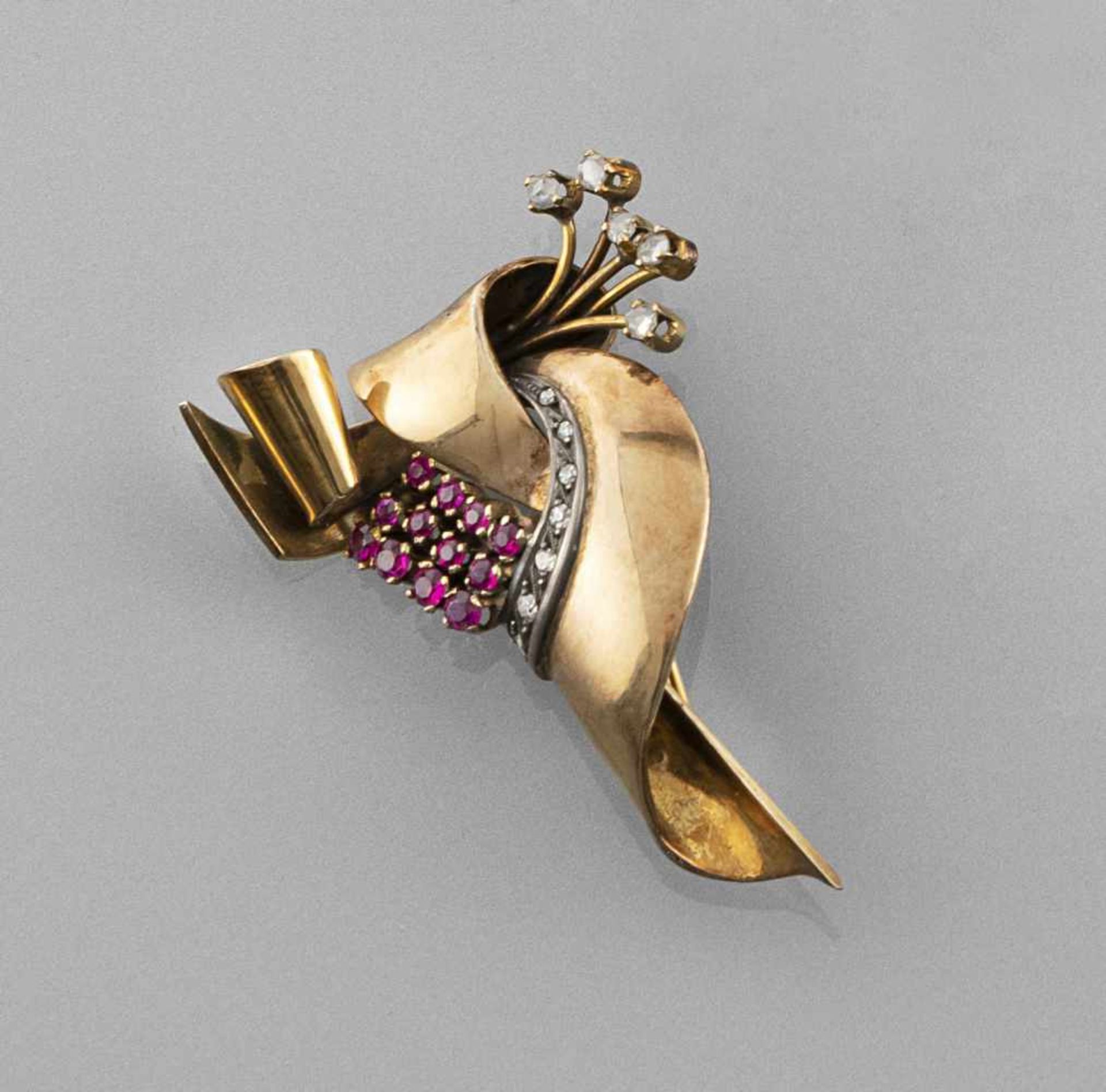 A FRENCH RUBY AND GOLD BROOCH, c. 1940. Marked. C. 11,5 g.