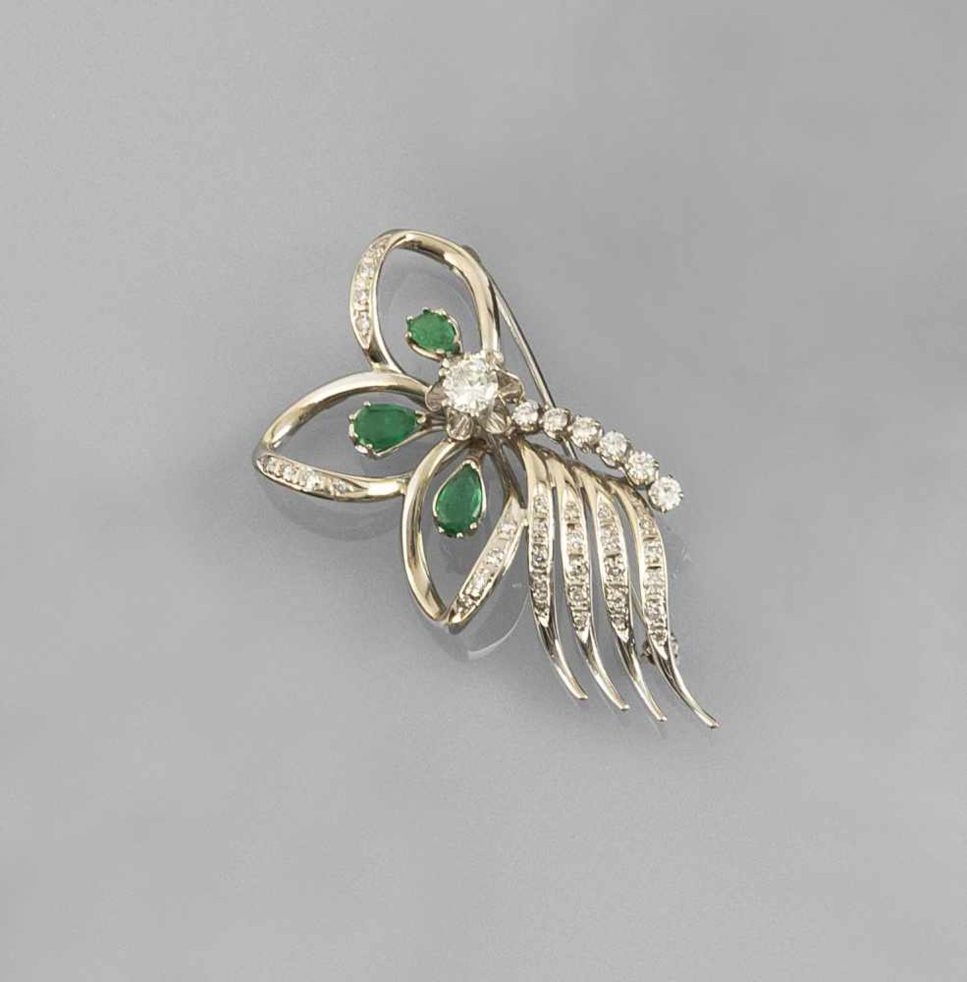 AN EMERALD AND DIAMOND BROOCH, Italy, 1950ies. 750 white gold, 3 pear cut emeralds (tog.c. 1,16