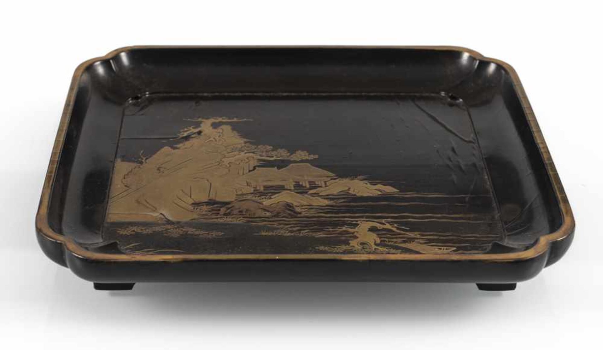 Tablett aus Holz mit Dekor eines Ufers mit Stelzenhäusern in Goldlack auf schwarzem Grund - Bild 3 aus 3