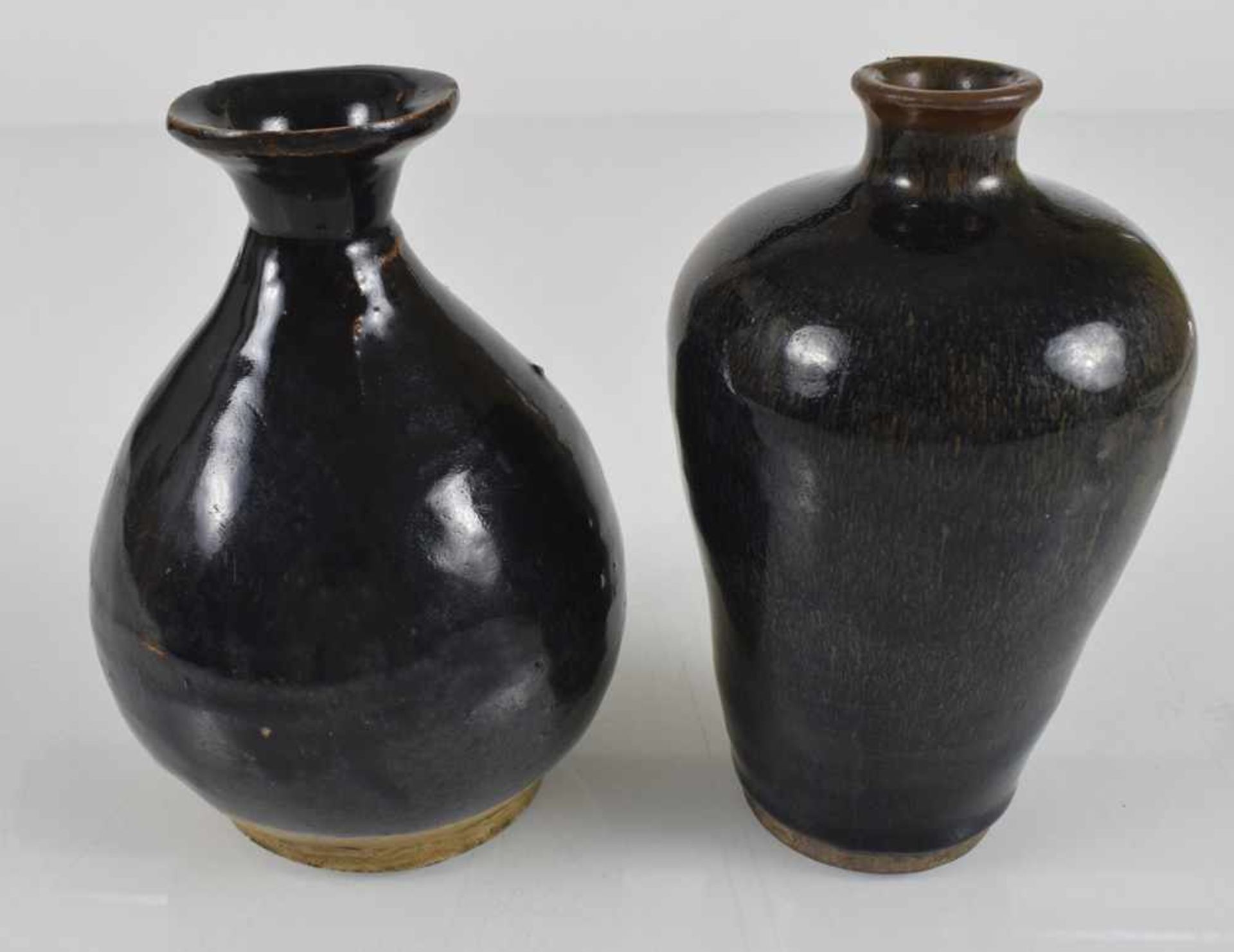 Zwei Vasen und zwei Keramikgefäße mit schwarzer Glasur - Bild 3 aus 7