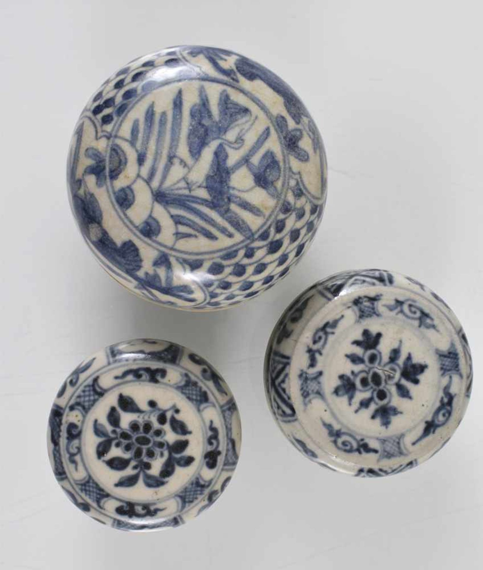Acht Deckeldosen aus Porzellan mit blau-weißem Dekor - Bild 2 aus 3