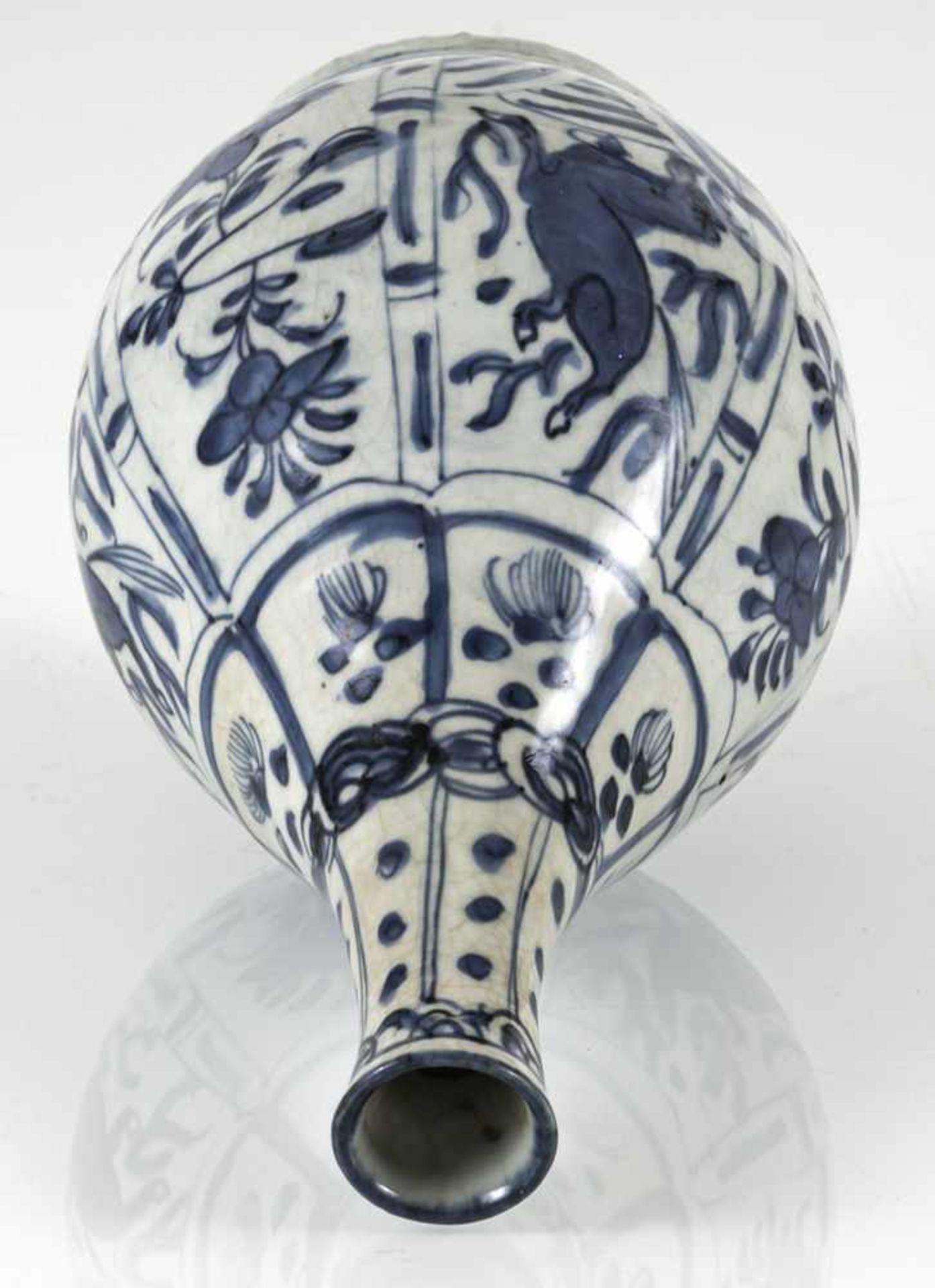 Unterglasurblau dekorierte Kraak-Flaschenvase mit Pferden und Blüten - Bild 3 aus 3