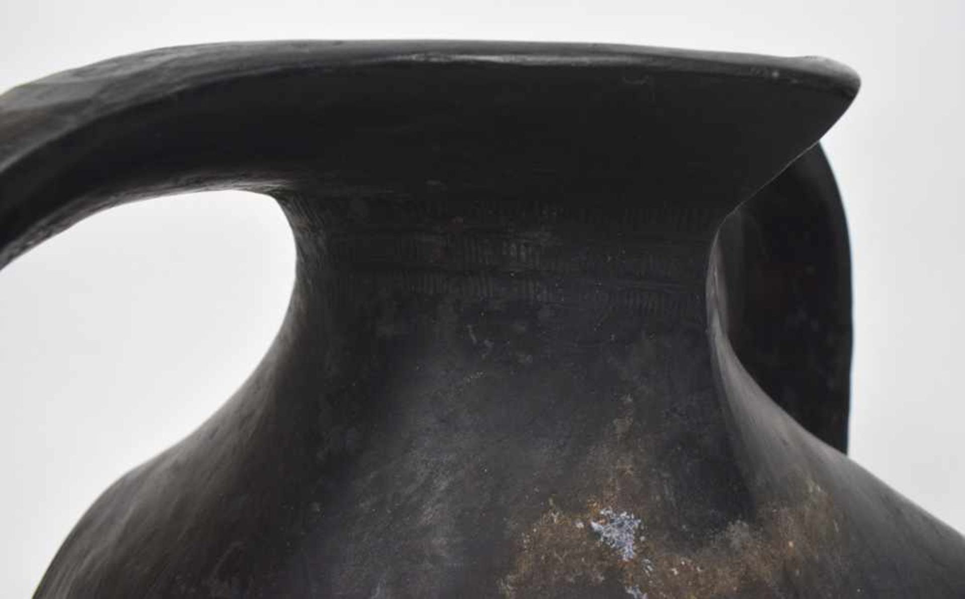 Amphore aus schwarzem Ton mit zwei Bandhenkeln - Bild 3 aus 10