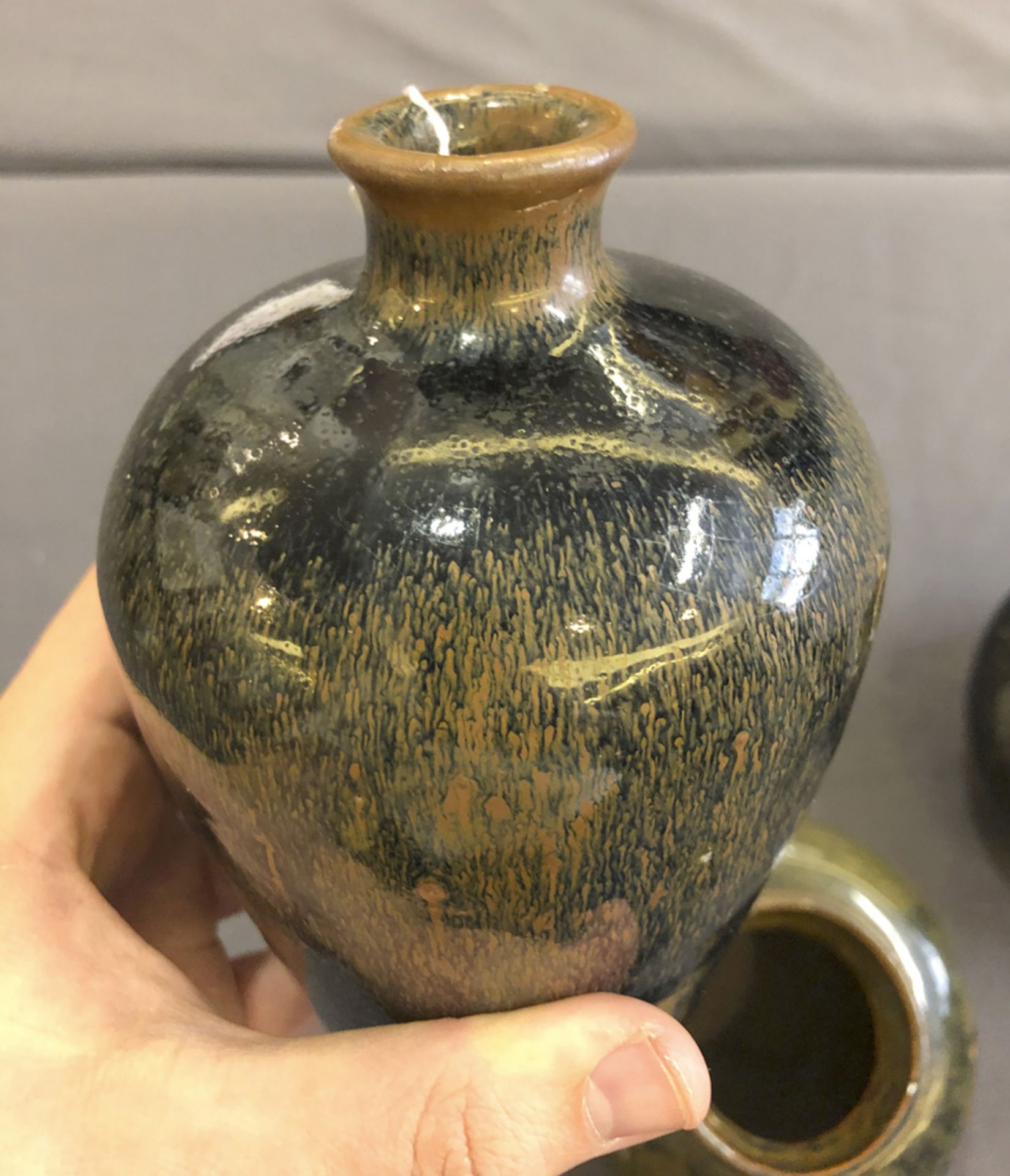 Zwei Vasen und zwei Keramikgefäße mit schwarzer Glasur - Bild 5 aus 7