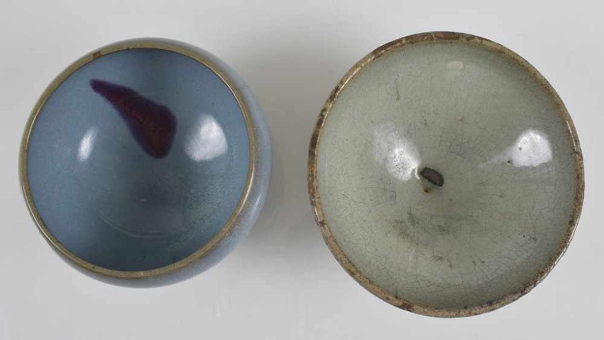 Zwei 'junyao'-Schalen mit türkiser Glasur und violettem Fleck - Bild 2 aus 4