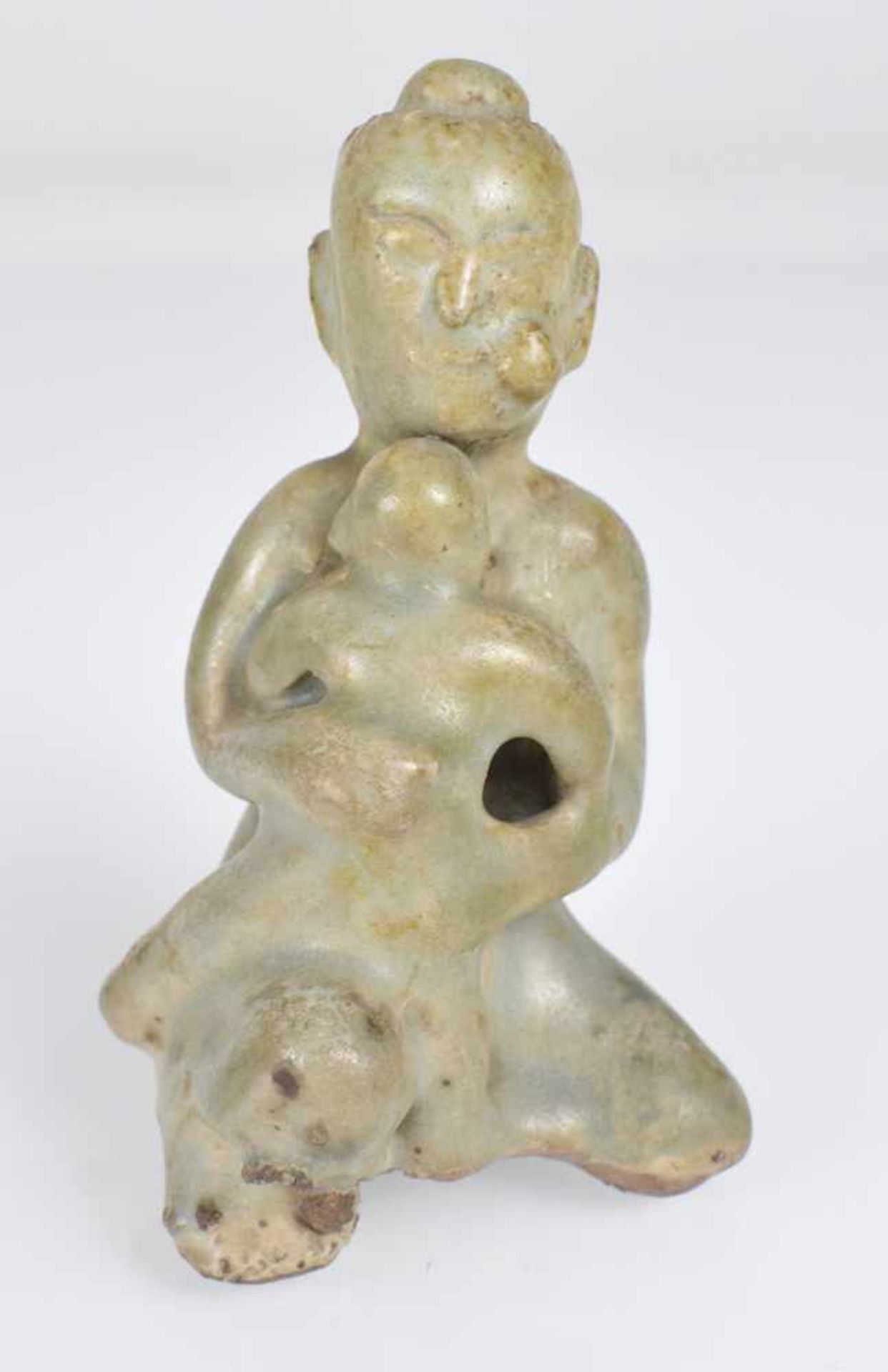 Zwei kleine Schalen, ein Ösentopf und eine Figur mit Seladonglasur - Bild 3 aus 5