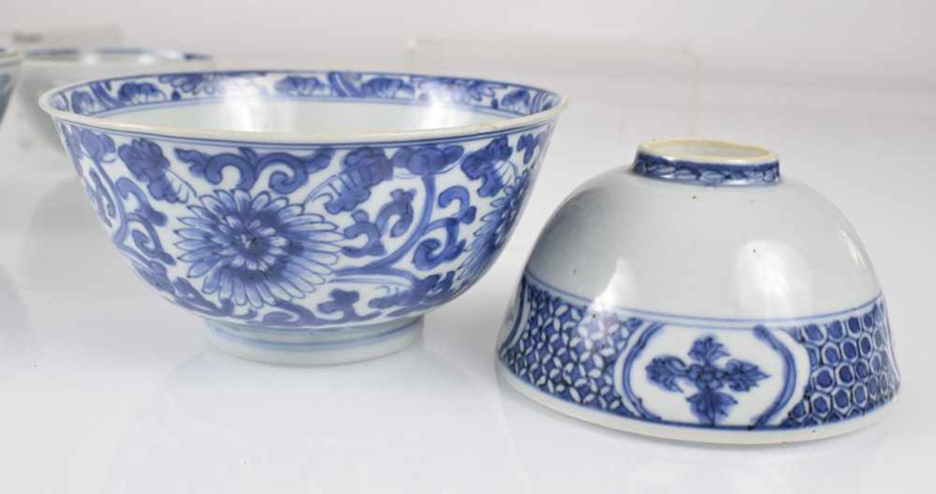 Sechs Porzellanschalen mit blau-weißem Dekor - Bild 3 aus 9