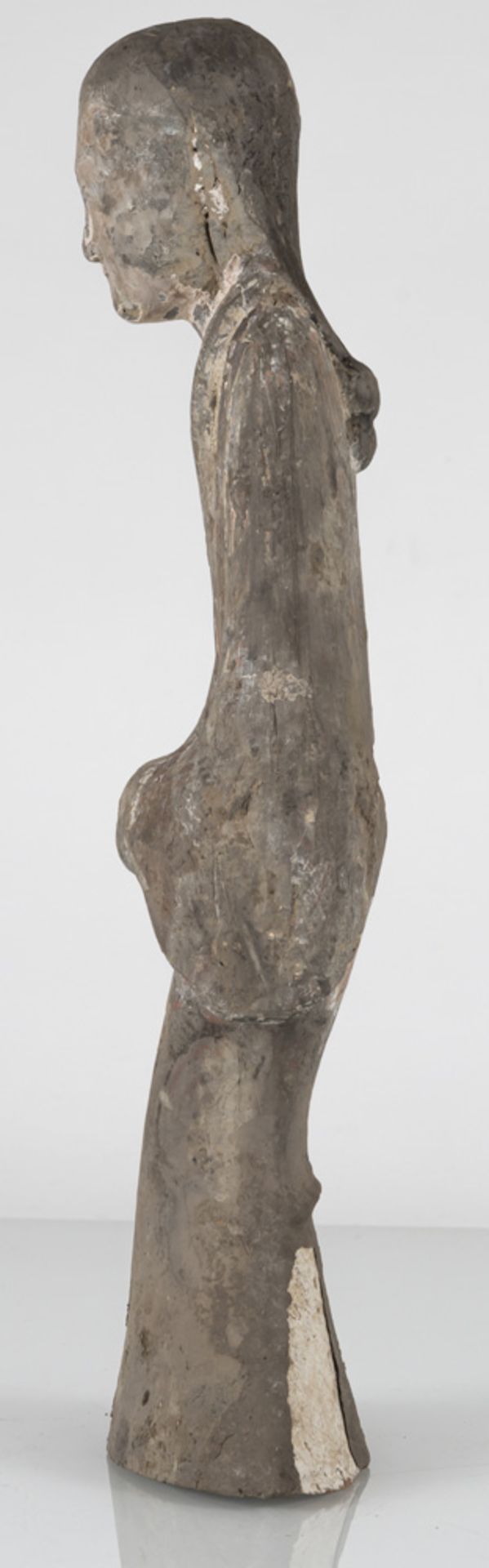 Figur einer stehenden Hofdame aus grauer Irdenware mit Resten von Bemalung - Bild 5 aus 5