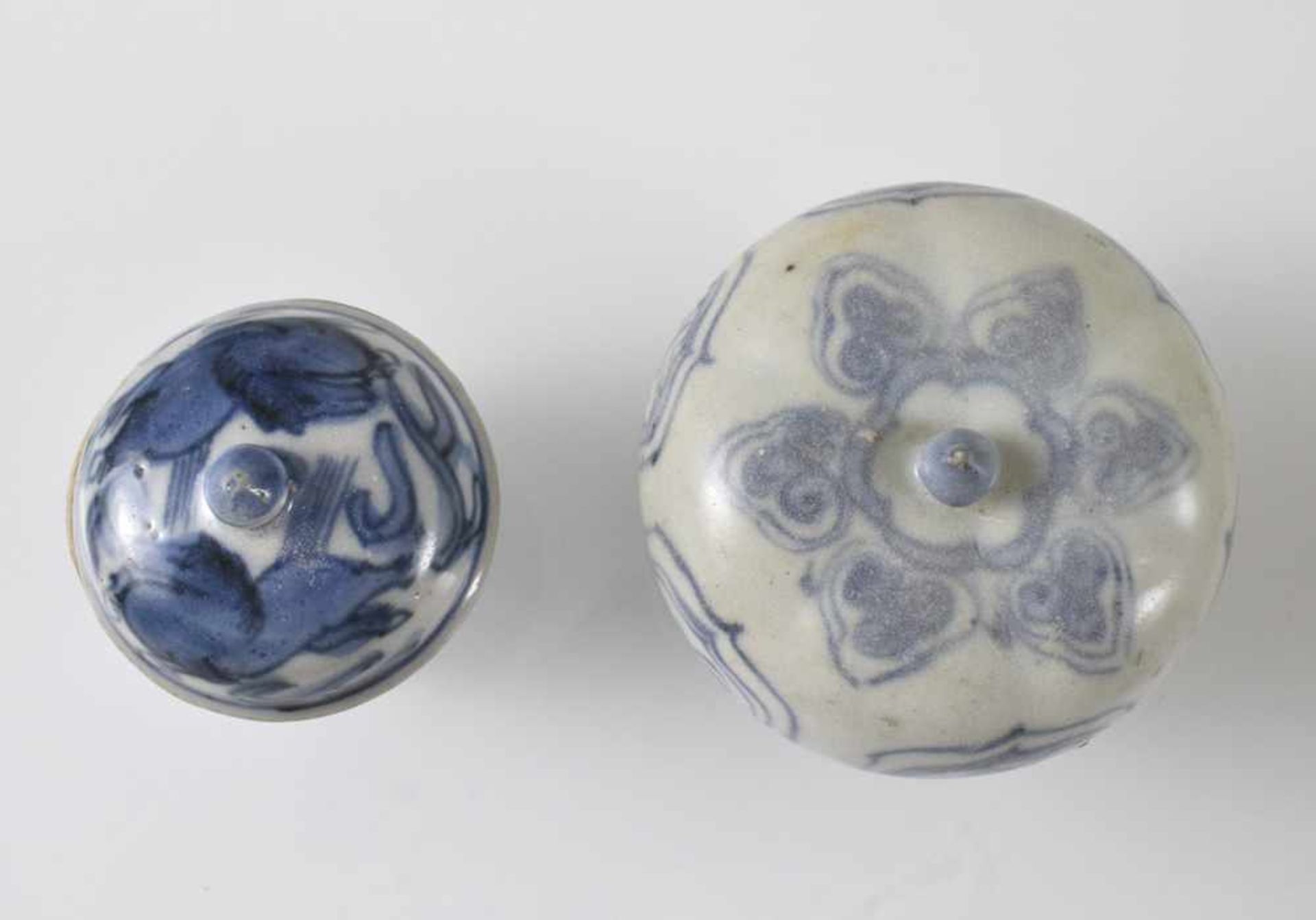 Acht Deckeldosen aus Porzellan mit blau-weißem Dekor - Bild 3 aus 3