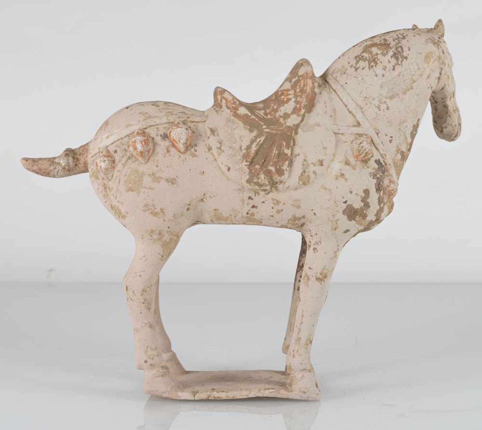 Unglasiertes Keramikmodell eines stehenden Pferdes - Bild 3 aus 5