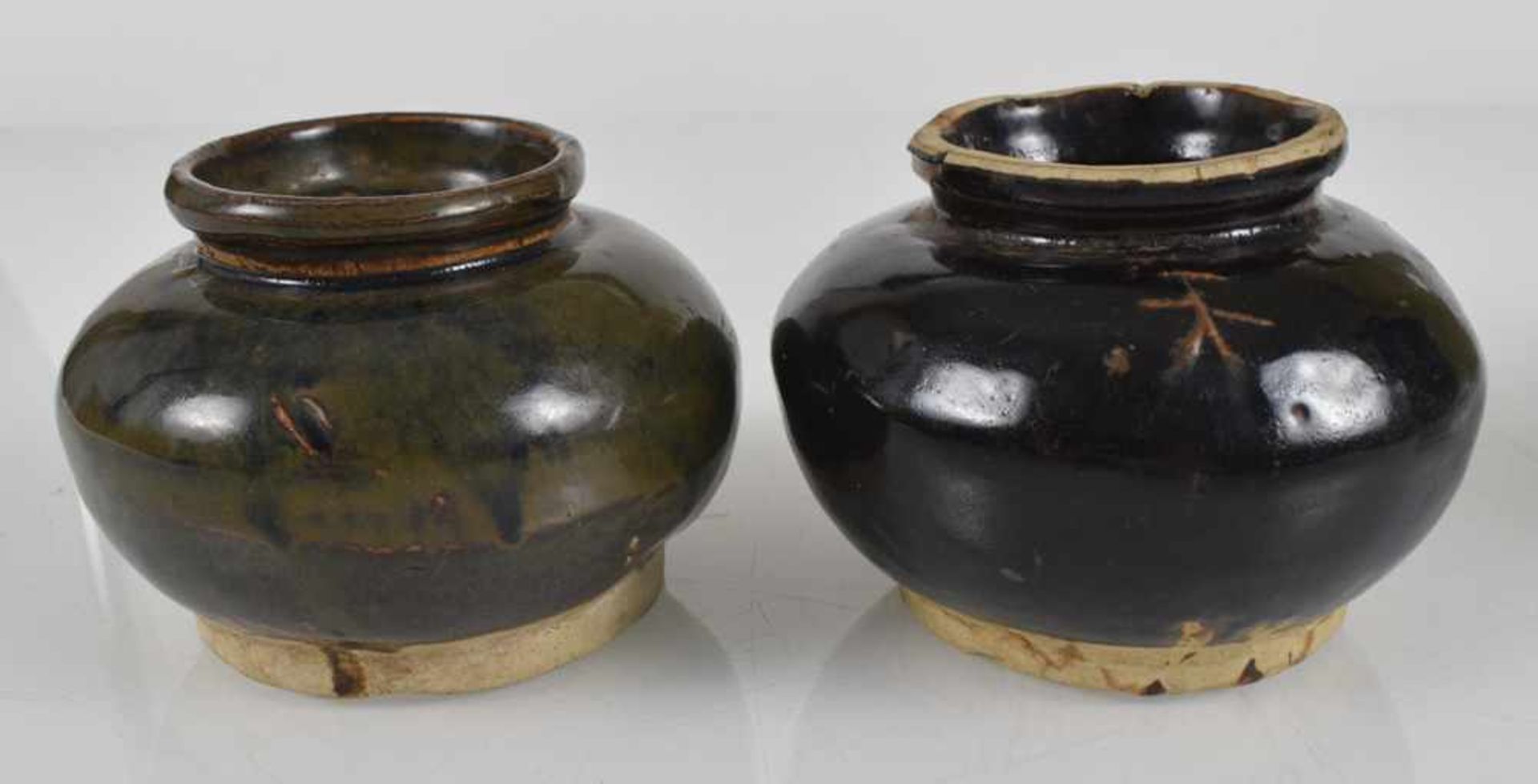Zwei Vasen und zwei Keramikgefäße mit schwarzer Glasur - Bild 2 aus 7