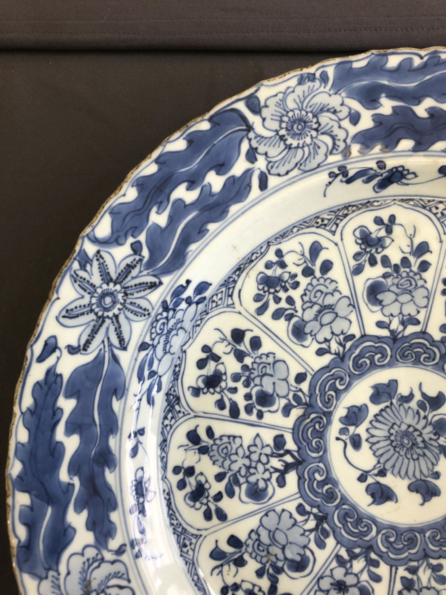 Große Rundplatte aus Porzellan mit unterglasurblauem Dekor von Blüten und Blattwerk - Bild 2 aus 9
