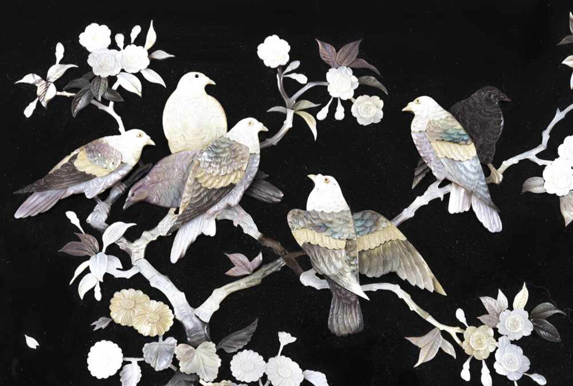 Zierpaneel aus Holz mit Dekor von Tauben in blühenden Sträuchern in Perlmutt eingelegt - Bild 5 aus 5