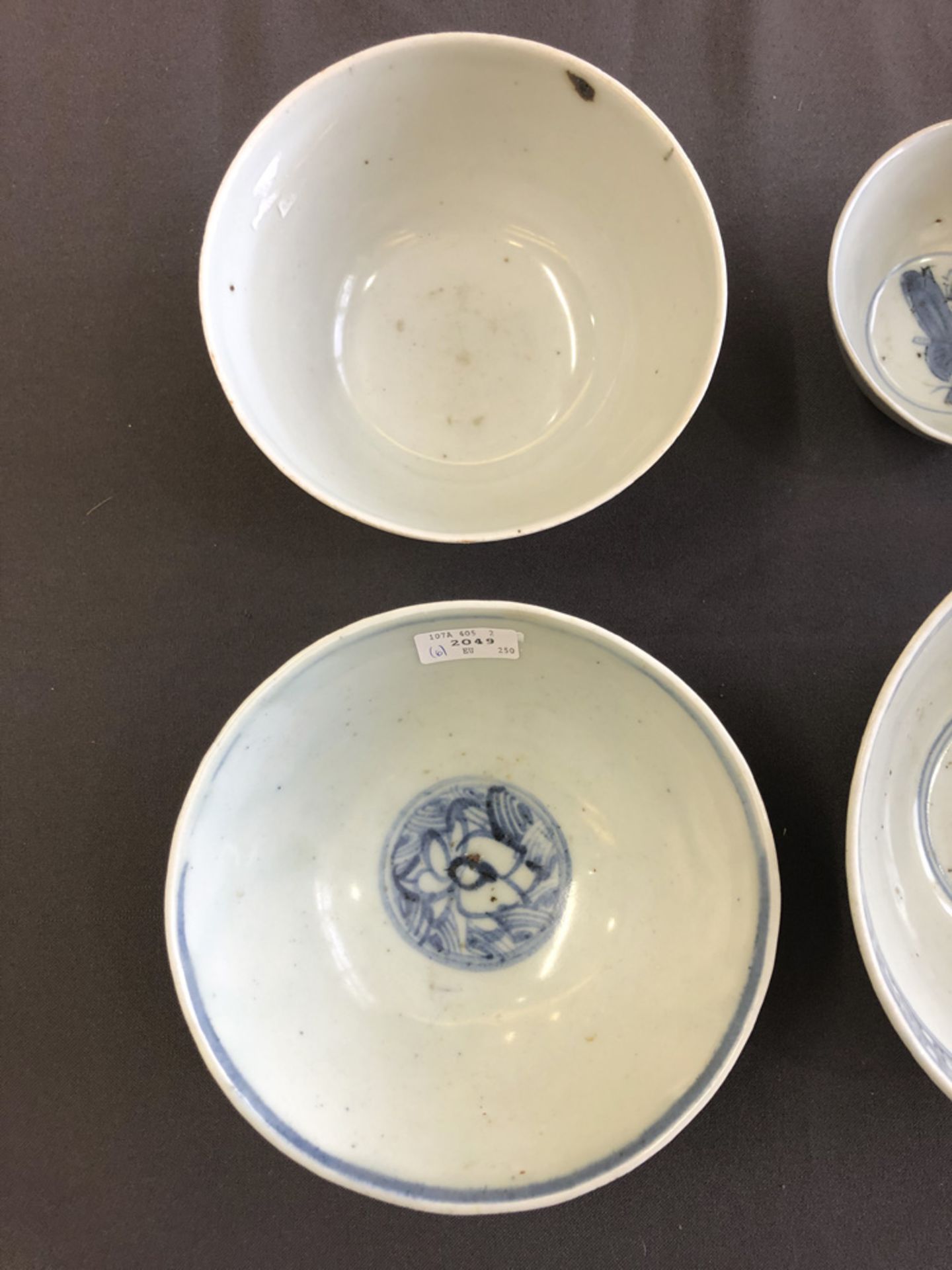 Sechs Porzellanschalen mit blau-weißem Dekor - Bild 4 aus 9