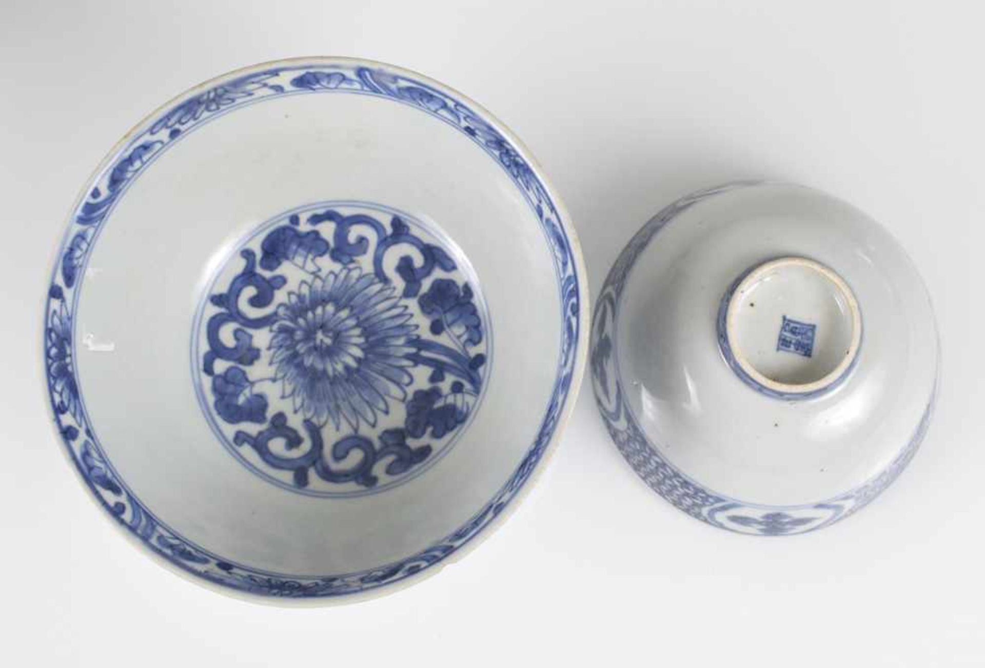 Sechs Porzellanschalen mit blau-weißem Dekor - Bild 2 aus 9