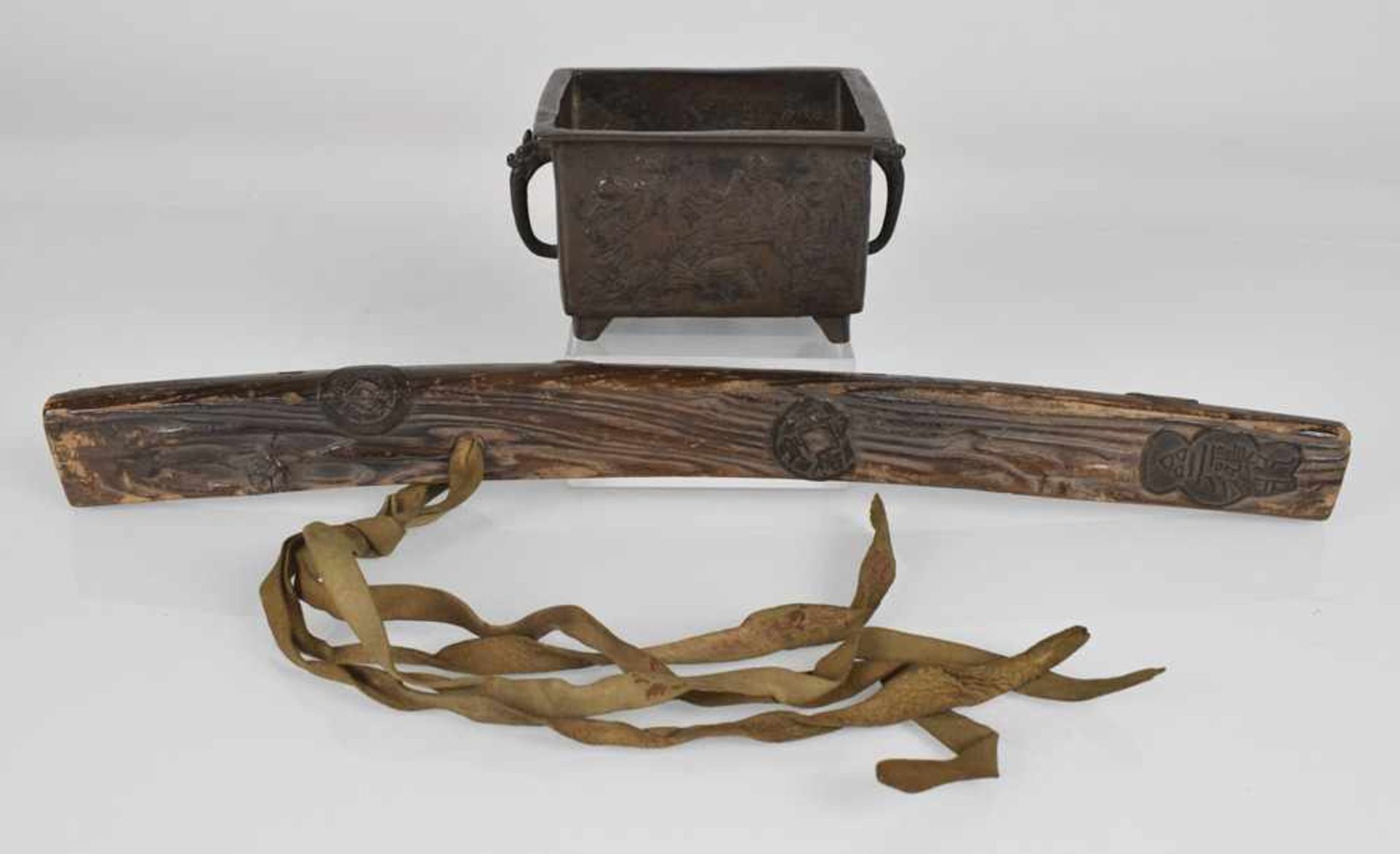 Bokutô aus Holz und kleiner Hibachi aus Bronze mit figürlichem Dekor - Bild 2 aus 4