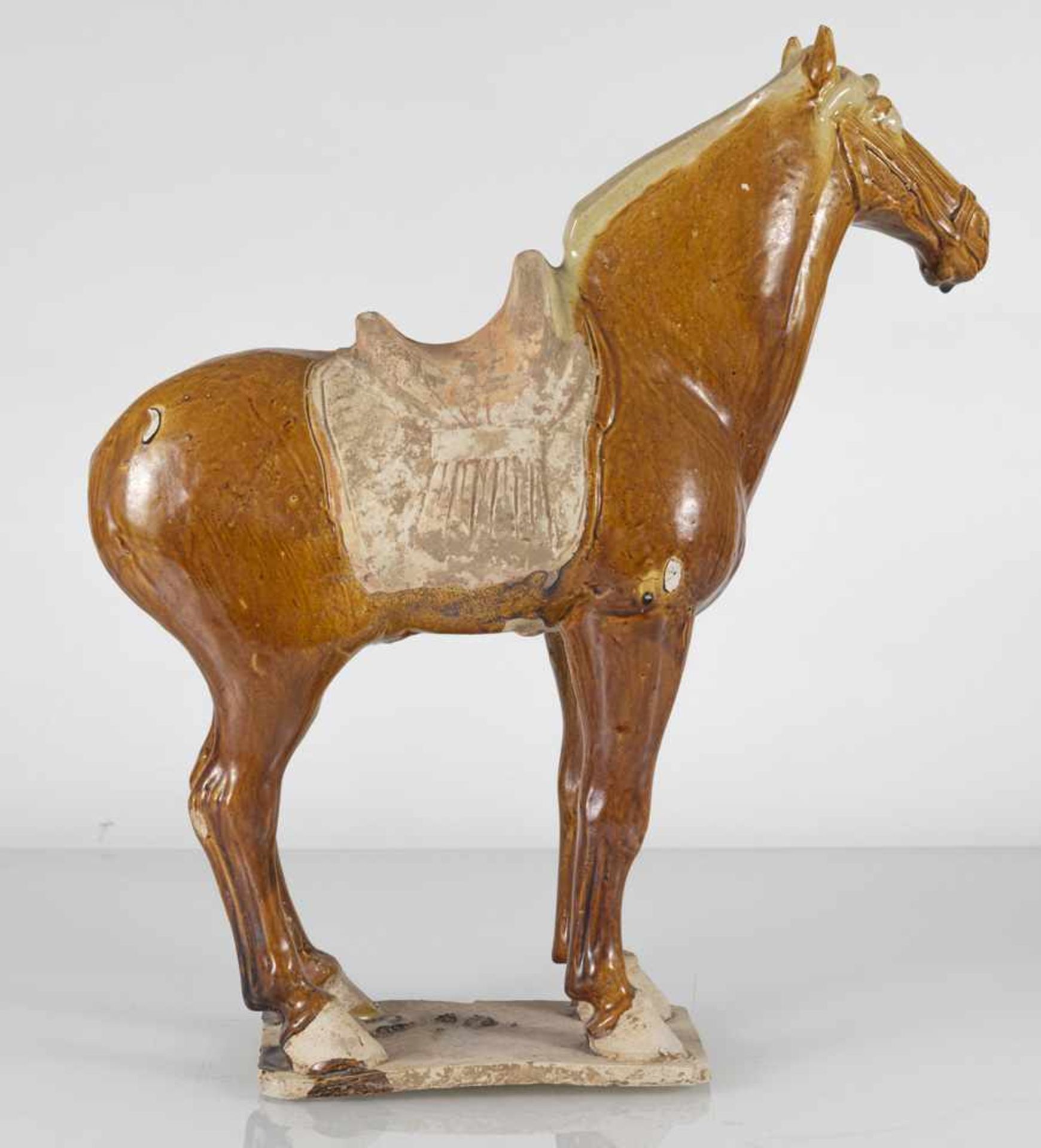 Braun-glasiertes Irdenware Modell eines stehenden Pferdes - Bild 4 aus 5