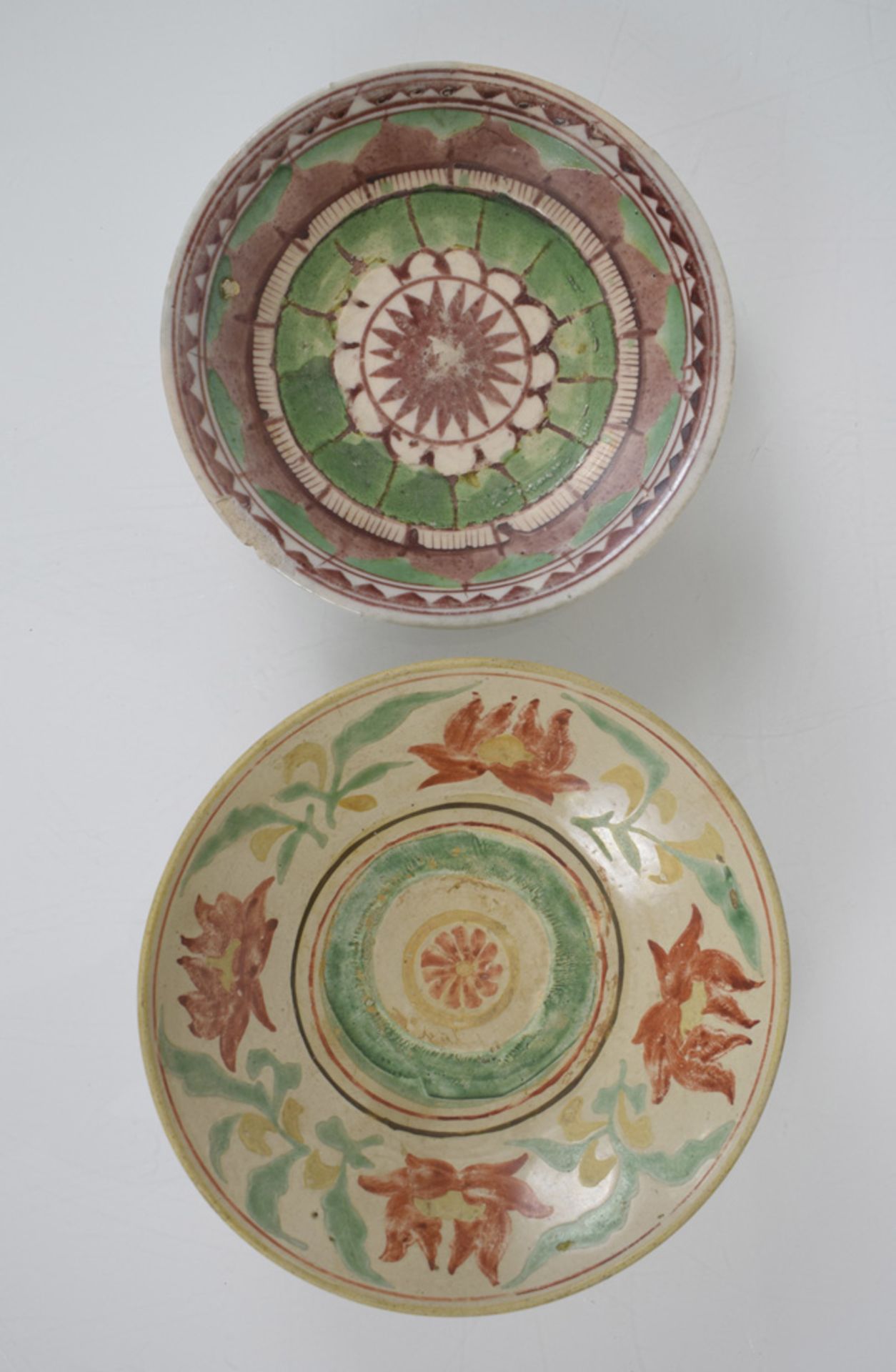 Zwei Swatow-Schalen und ein türkis-glasierter Kerzenhalter in Löwenform - Bild 3 aus 4