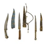 Drei Messer aus Stahl mit Gold-Tauschierungen