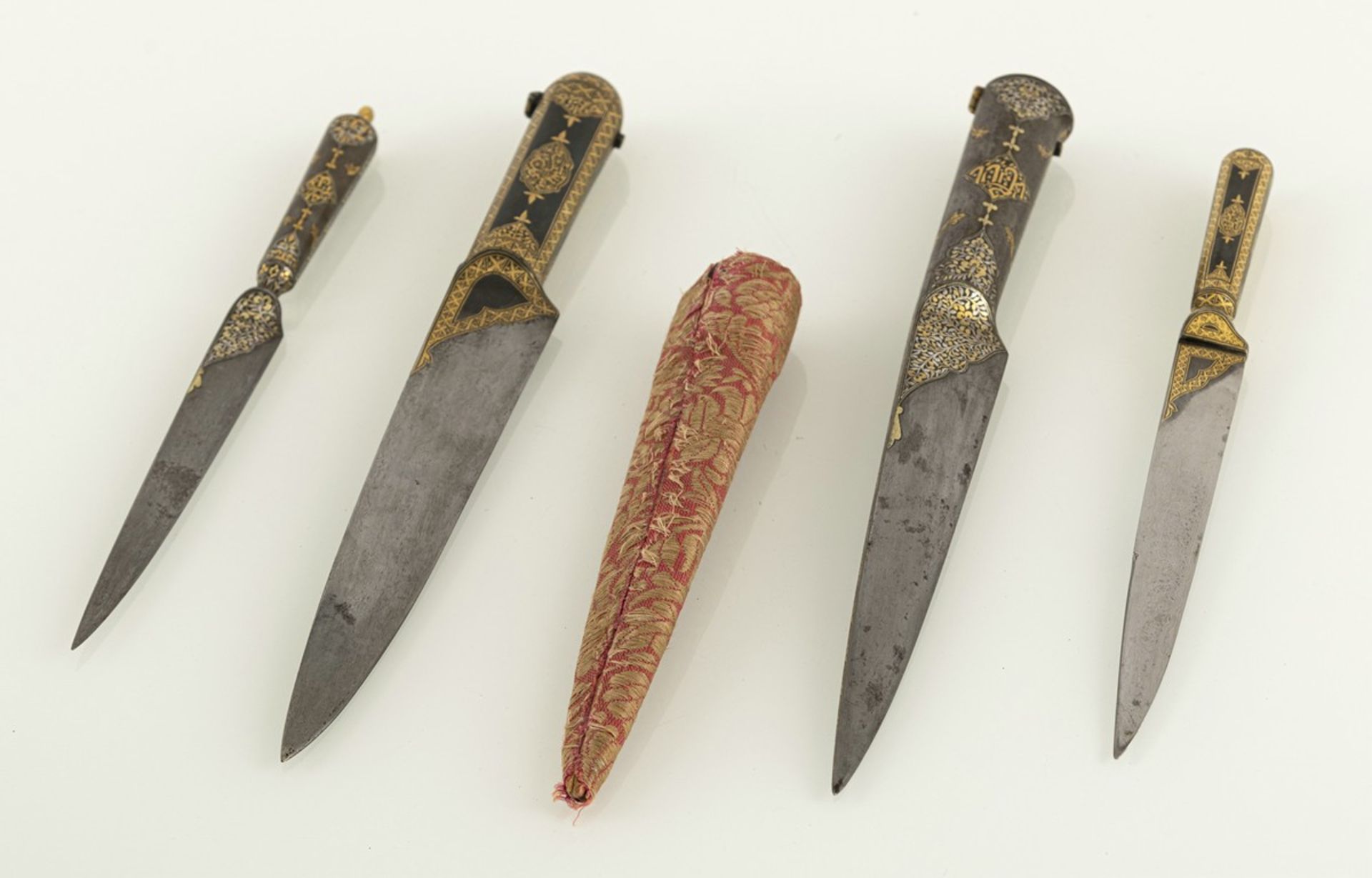 Zwei zu öffnende Dolche mit einsteckbaren Messern aus Stahl mit Goldtauschierungen - Bild 3 aus 3