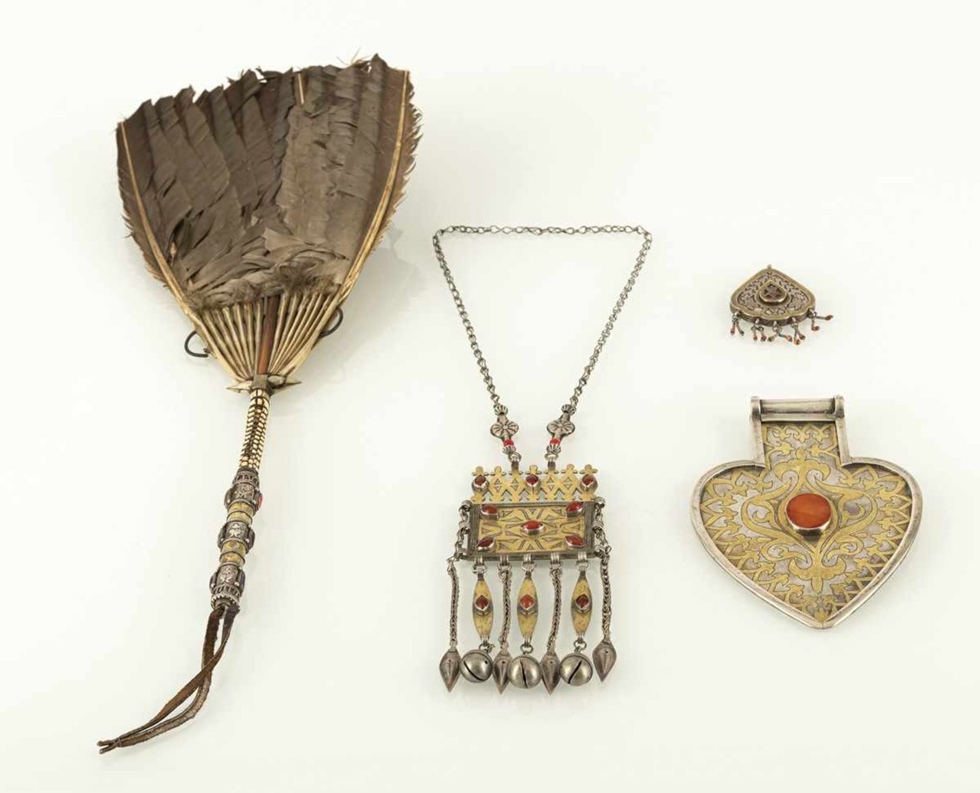 Fächer mit Federn, Kette mit Brustschmuck, zwei Anhänger aus Silber, teilvergoldet - Bild 2 aus 3