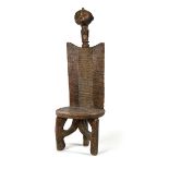 Dreibeiniger Thron-Stuhl aus Holz