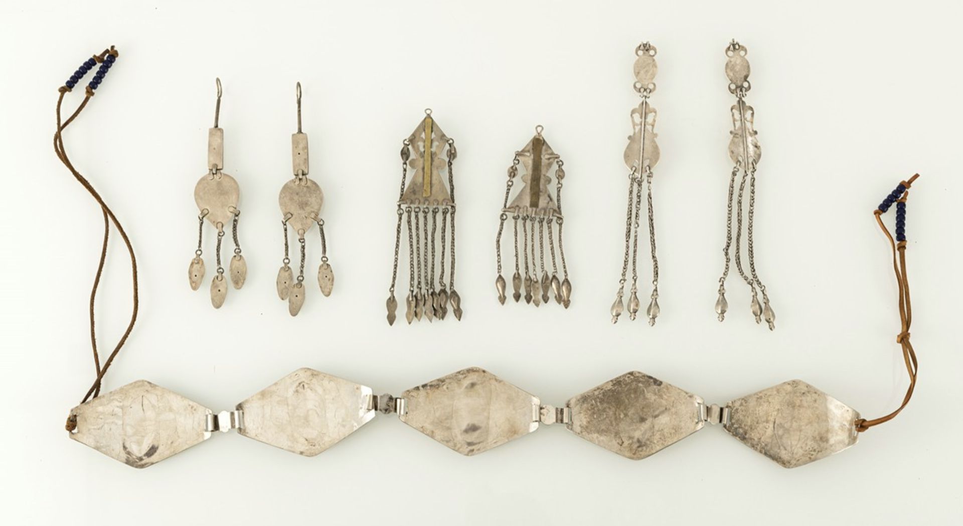 Drei Paar Ohrgehänge und ein Gürtel aus Silber, teils im Kazak-Stil - Bild 2 aus 2