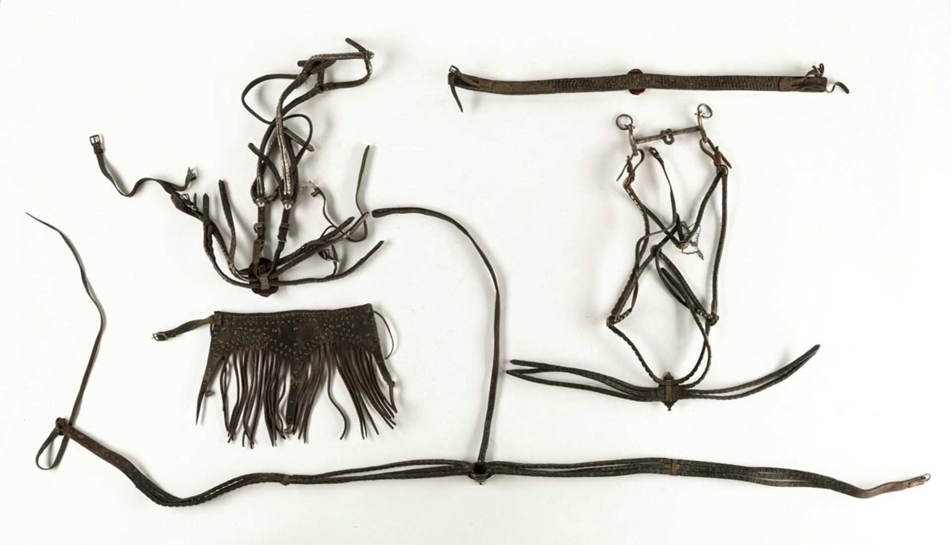 Fünf Teile Pferdeschmuck, u.a. Kopfschmuck mit Trensen und Halschmuck - Bild 2 aus 2