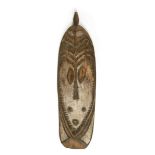 Reliefiert beschnitztes, ovales Holzpaneel mit abstrahiertem anthropomorphem Dekor