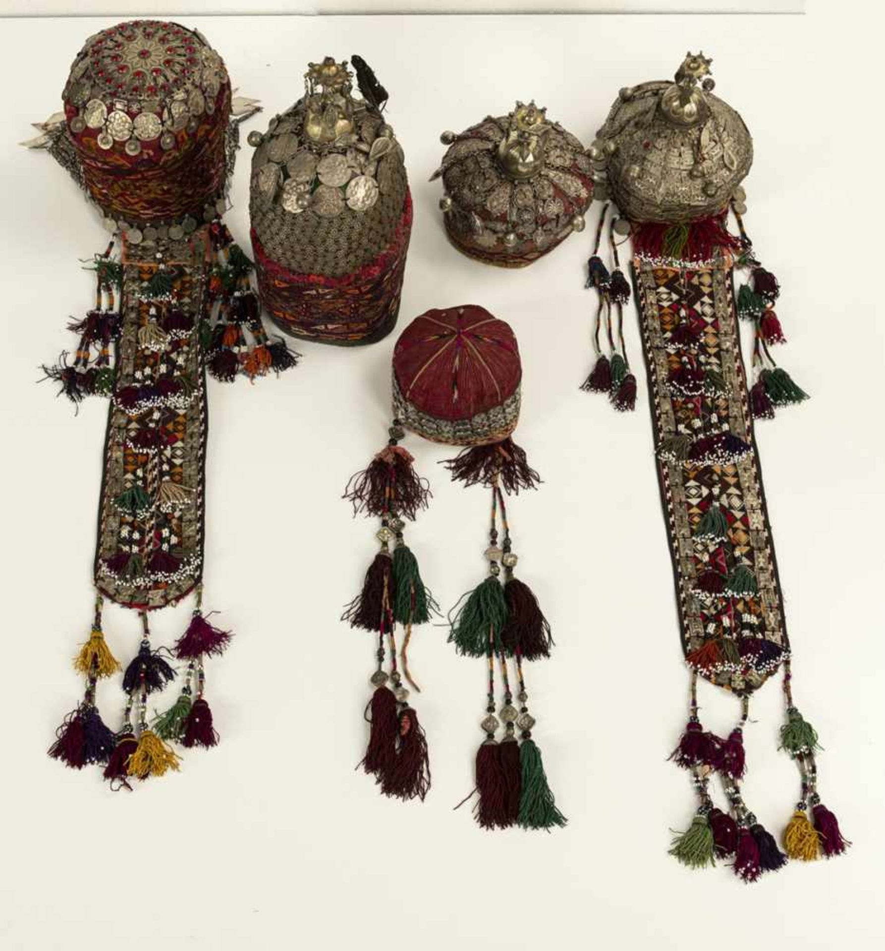 Gruppe von fünf Kopfbedeckungen von turkmenischen Mädchen und Frauen - Bild 4 aus 6