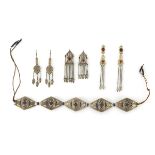 Drei Paar Ohrgehänge und ein Gürtel aus Silber, teils im Kazak-Stil