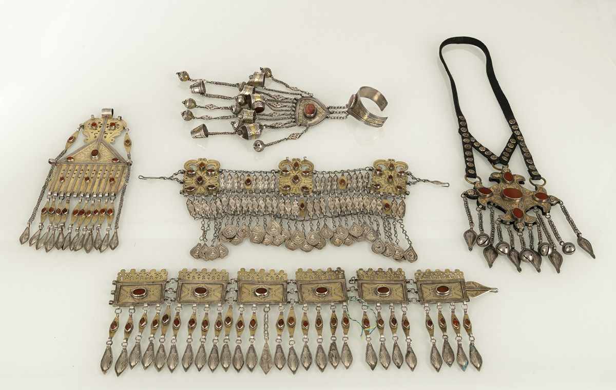 Gruppe von Brustornamenten, Stirnbänder und Handrosette aus teilvergoldetem Silber - Image 4 of 4