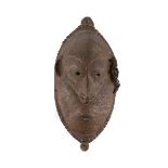 Maske aus geschnitztem Holz