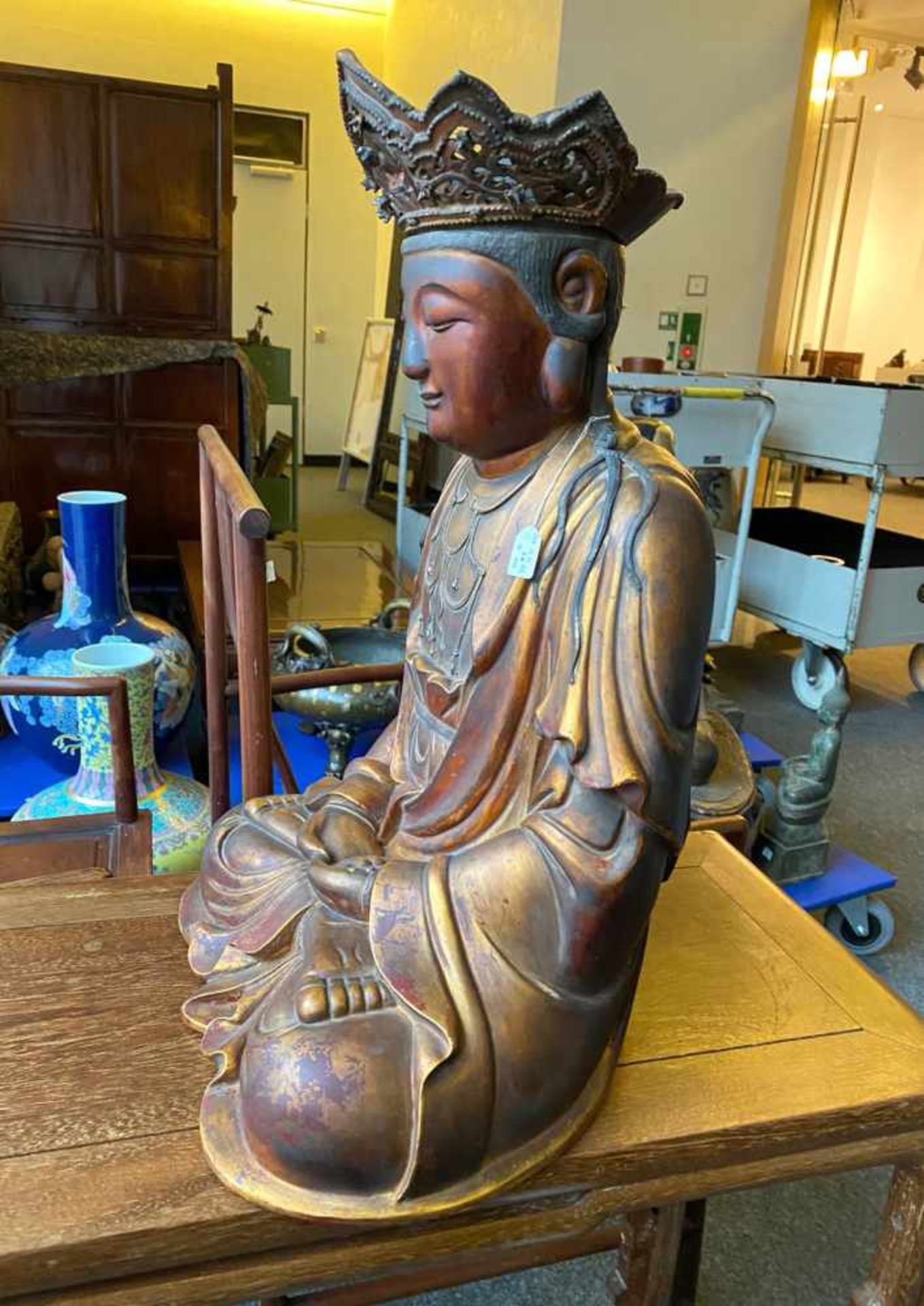 Feine Figur des Guanyin aus Trockenlack mit Krone - Bild 8 aus 12