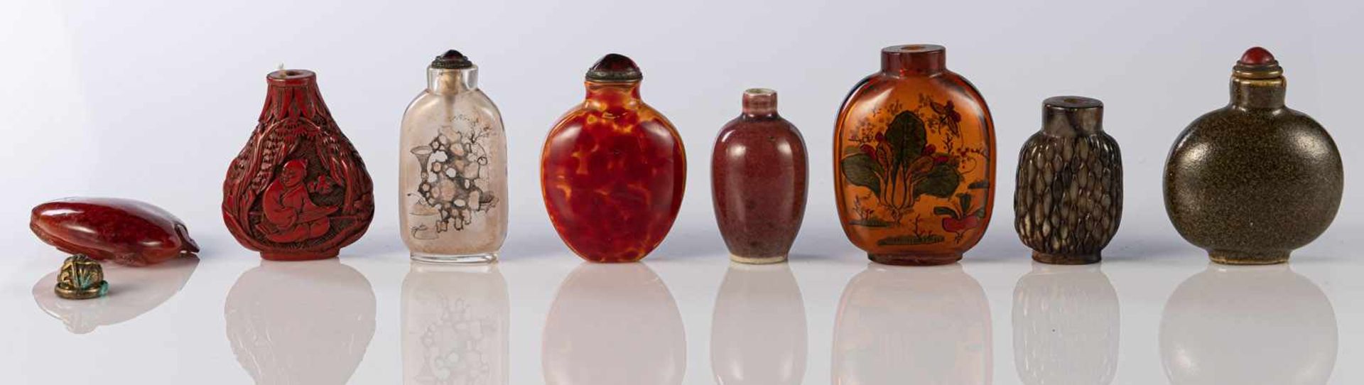 Sieben Snuffbottles, u.a. Glas, Stein und Porzellan, Pfirischanhänger aus Achat - Bild 2 aus 5