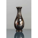 Vase aus Bronze mit eingelegtem Dekor von blühendem Hibiskus in Silber und Kupfer
