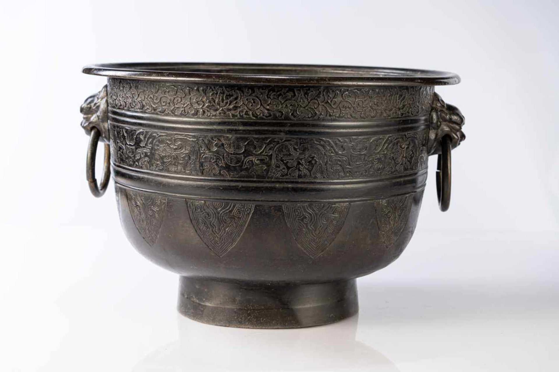 Cachepot aus Bronze im archaischen Stil und messingfarbener Weihrauchbrenner - Image 4 of 14